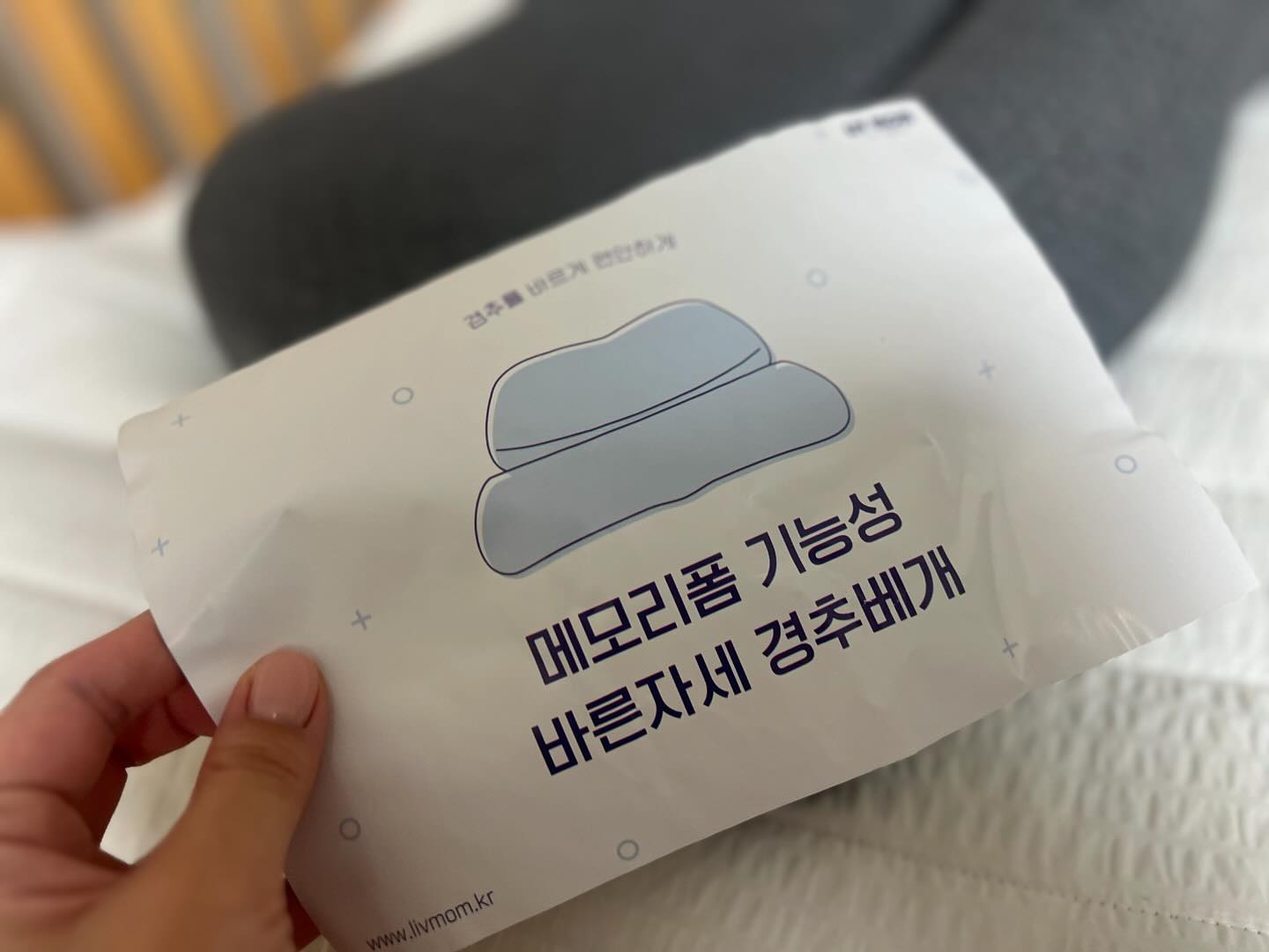 어깨 곰 3마리 출장 간 썰.

3단계 베개라니!!

3단 분리가 되어 있고 3개의 베개가 합쳐진 듯한 모양을 하고 있는 리브맘 메모리폼베개는
고밀도 저탄성 메모리폼으로 만들어져
뒷통수 부분을 정확하게 굴곡지게 받쳐주어 수면시
체압을 분산시켜 편안하게 숙면을 도와줄 수 있게 설계되어
일주일 이상 사용하다보니

제 어깨의 항상 올라가 있던 곰 세마리가 잠시 외출 한듯 했어요.
저 처럼 어깨와 목에 힘을 많이 주고 긴장감이 많이 생긴다면
수면시 방해가 될 부분을 해소할 수 있는 부분을
고민하고 계신다면
안정적인 편안한 베개 만족스러웠다고 말씀 드려보고 싶어요.

livmom_living 
#협찬 #리브맘#livmom#경추베개#목베개