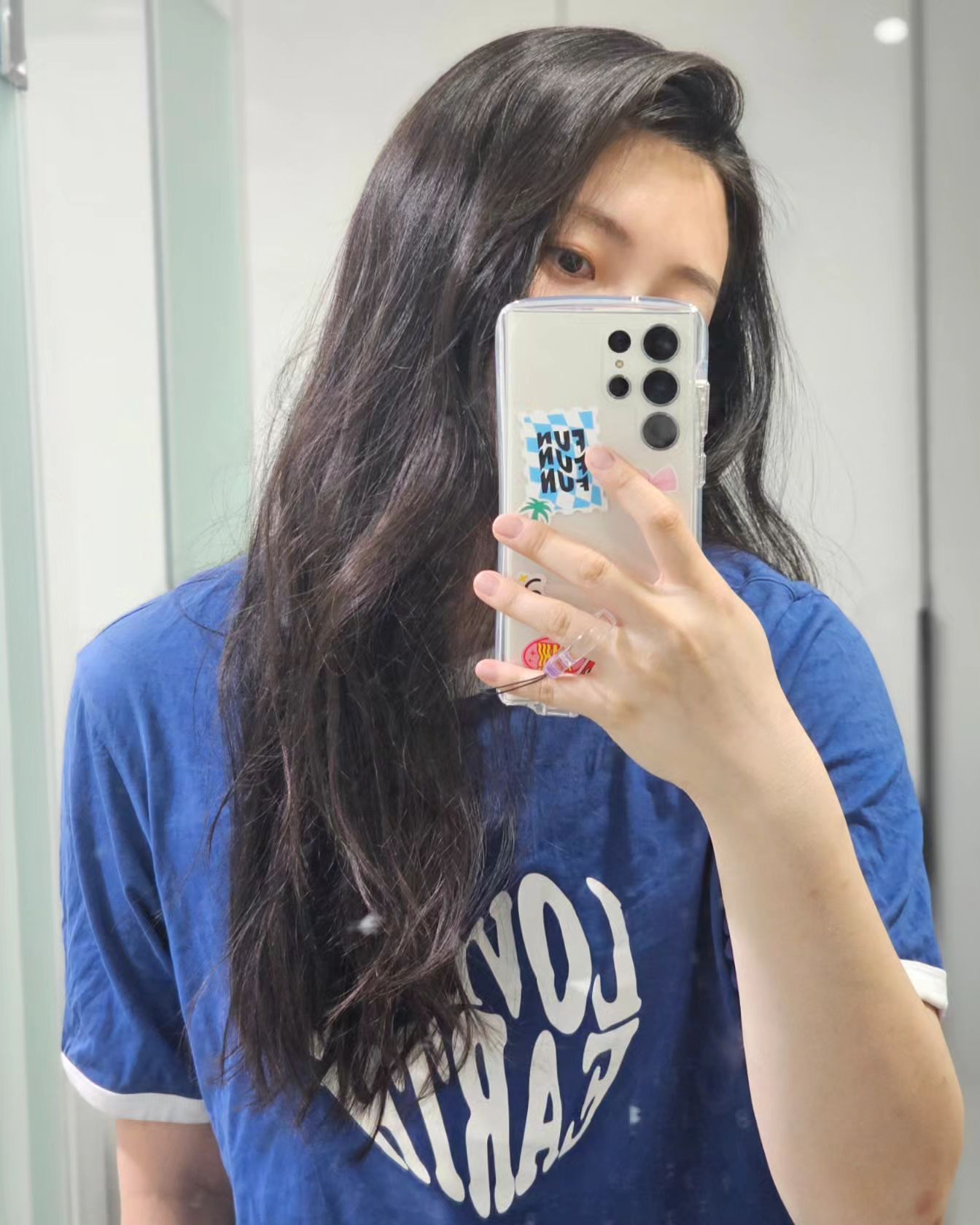 #협찬 
슬림하면서 보호는 확실한 #아이페이스
이전부터 손이 작아서 큰 핸드폰 쓸 때면 아이페이스로 케이스 맞추곤 했는데 드디어 S23 울트라에도 (⸝⸝⍢⸝⸝) ෆ 
액정이 엣지라 파손 걱정이 많았는데 도톰하면서 손에 착 감기는 느낌이 참 좋다:)

측면 버튼도 또각또각 잘 눌리고, 울트라의 핵심 렌즈 부분에도 과하지 않게 단차가 있어서 잔흠집 날 걱정없음🙅🏻‍♀️

원래 핸드폰에 악세사리 잘 안 다는 편인데 아이페이스 하드링은 딱 렌즈에 간섭 없을 길이에 마감도 좋아서 액정에 흠집 없이 편하게 쓰고있당. 폰 커서 부담스러운 사람은 요거 끼면 떨어트릴 일 거의 없을 듯ṑṑṑ

정말 있는 그대로의 무색 클리어 케이스라 플레인하게 쓰다가 스티커 붙여서 꾸며도 좋을 듯.ᐟ
순정으로 조금 더 쓰다가 포카도 넣고 스티커도 마구 붙여서 #폰꾸 해야지💖

iface_kr
#투명케이스 #iFace #투명케이스추천 #갤럭시S23케이스 #갤럭시S23울트라케이스 #갤럭시S23플러스케이스 #S23케이스 #S23울트라케이스 #S23플러스케이스 #룩인클리어하드링 #하드링 #S23투명케이스 #아이페이스악세사리