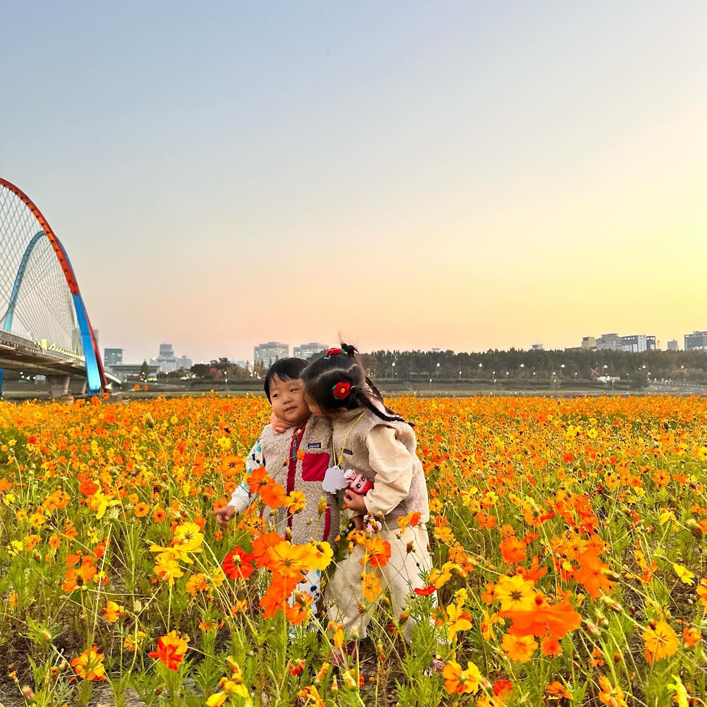 🌼
지인짜 오랜만에 신세계 가다가 꽃구경까지💛
그리구 지인짜 오랜만에 지히도 같이 함께🩷
⠀
포근한 가을 오래도록 느낄 수 있어서 참 좋다
하루하루 어떤 감사와 설렘이 있을지 기대하며 살아야지
걱정은 걱정대로 행복은 행복대로 즐기는 사람이 되보자구우
⠀
⠀
⠀
#가을조아
#꽃조아
#날씨조아
#다조아
#💛
⠀