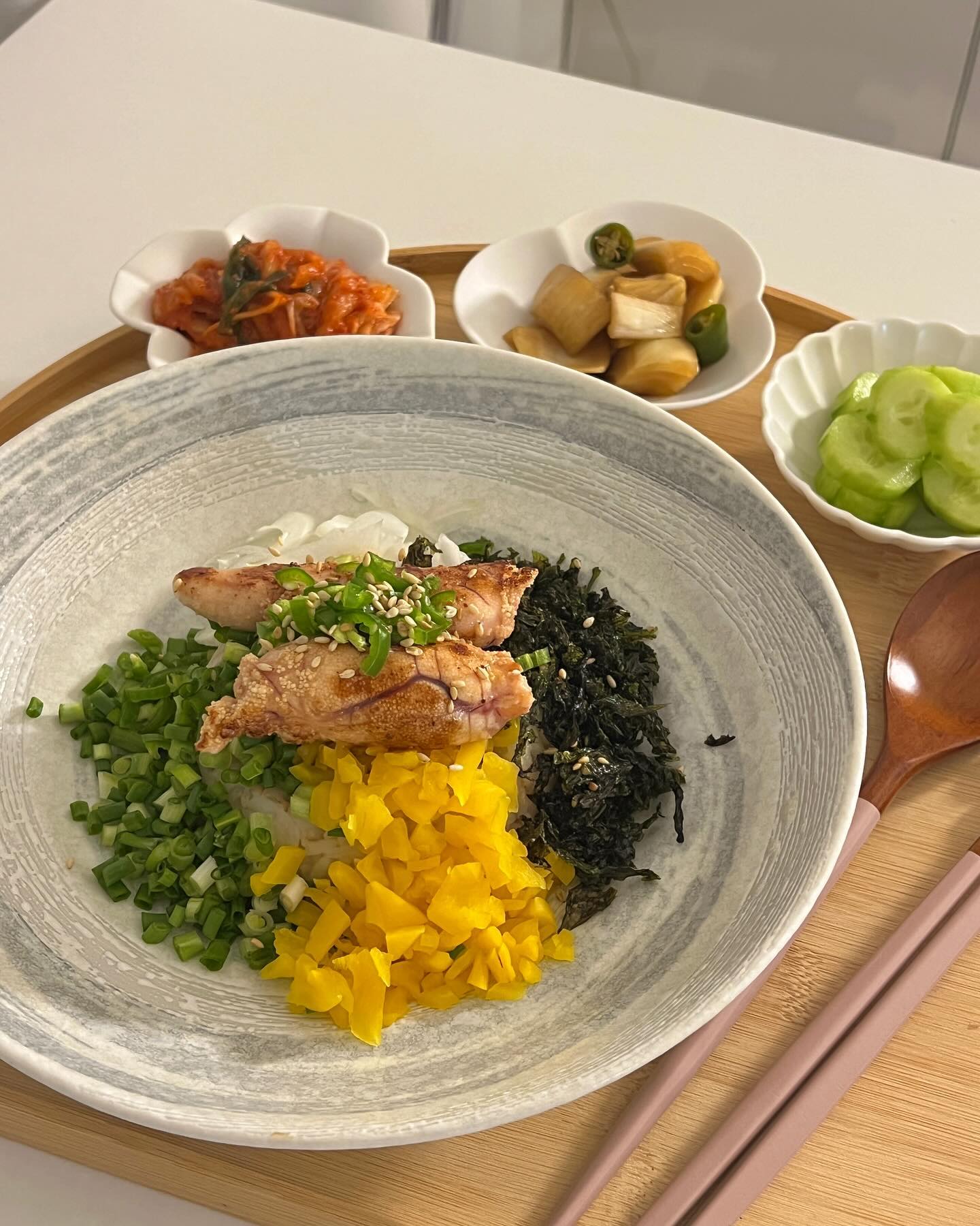 짭쪼롬한 맛이 땡길 때❤️‍🔥 #명란버터비빔밥 
저 이거 지난 번 강원도 고성 천진식탁에서 
먹고 반해가지고 ㅋㅋㅋㅋ
집에 와서 만들어 먹었어요 😆

이것 때문에 속초시장에서 #저염명란 도 사왔다는
즉흥녀 부에나 ㅋㅋㅋ
명란 파지 500g 15,000원 저 싸게 산건가요? 궁금👀
파지인 거 치고는 모양이 예뻤어서 만족(*'ω'*)

꼬수운 버터향 솔솔 나는 한그릇
구운 명란 때문에 늠 맛나요🤩

저 오늘은 빵 만들고 
내일은 환불원정대 해야하는데
울 인친님들은 주말에 뭐하시나요?
비오고 날이 추우니 따숩게 보내시길❄️🫶🏻