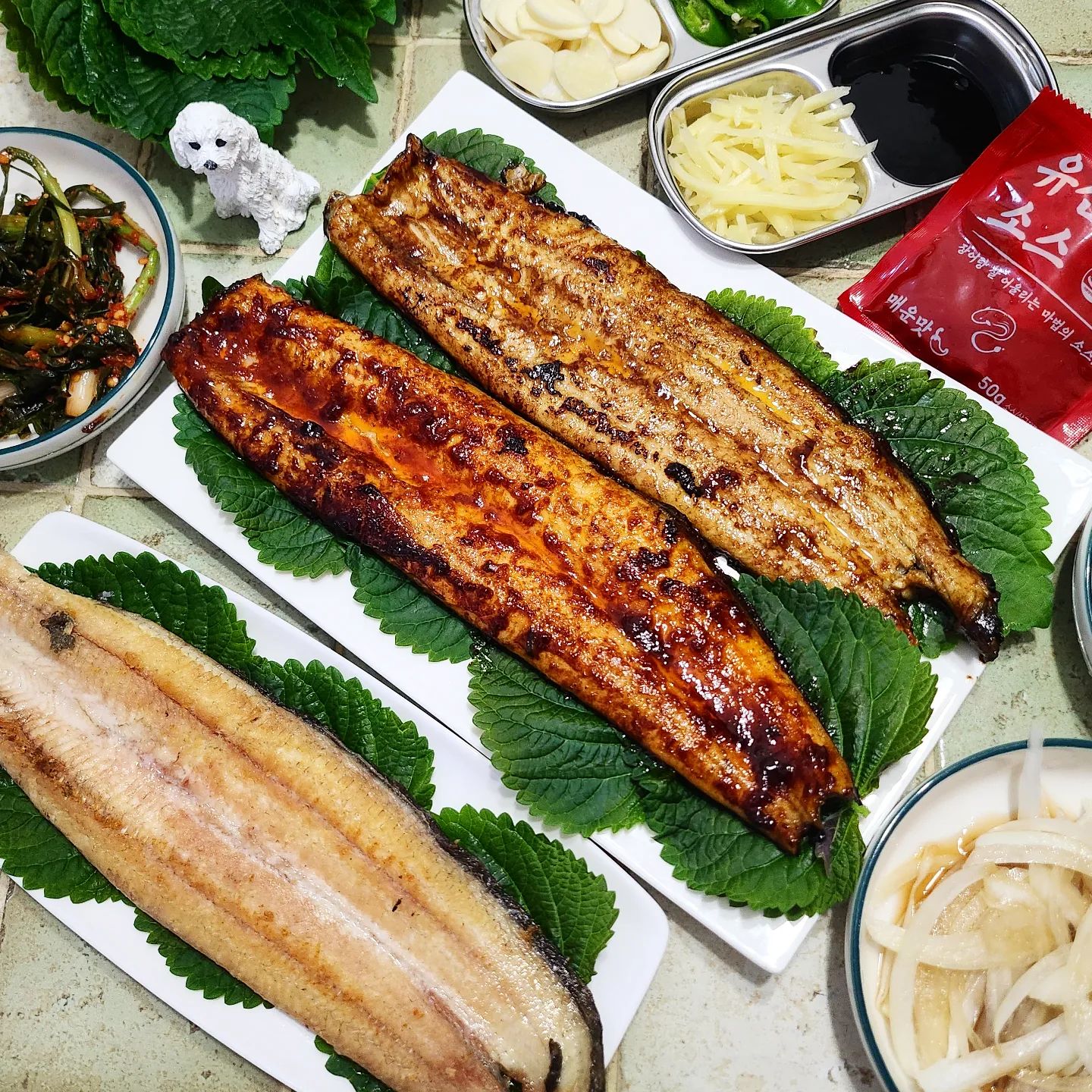 (#협찬 🦖) #장어 먹고 몸보신!하즈아!
손질 다 되가지고 초벌구이 되어 오니깐
간편하게 후라이팬에 구워먹었쪼롬✌
.
소스 넉넉하게 쳐발해서 굽굽해줬더니 
진짜 짱 맛있더라구효 👍👍💯💯💯
.
생강초절임도 1팩으로 개많이 오니깐
장어특유의 느끼함도  잡아주고
레알 맛있게 먹었네효👏👏👏
.
1킬로그램 3마리가 오니깐
저능 소금구이 .순한맛(간장양념). 매운맛(고추장양념) 요렇게 총 3가지맛으로 먹었는뎃
양념소스 바른게 레알 존맛이더라구효
.
#장어택배 받아서 #집밥 으로 훌륭하게
한 끼 해결했으니 유선장어 칭찬해! 👏👏
.
.
🚩판매처 #유선장어 yusunjangeo
.
.
#장어구이 #장어맛집 #민물장어
#장어구이맛집 #양념장어 #양념장어구이
#밀키트추천 #초벌구이장어 #손질장어 #보양식#한식