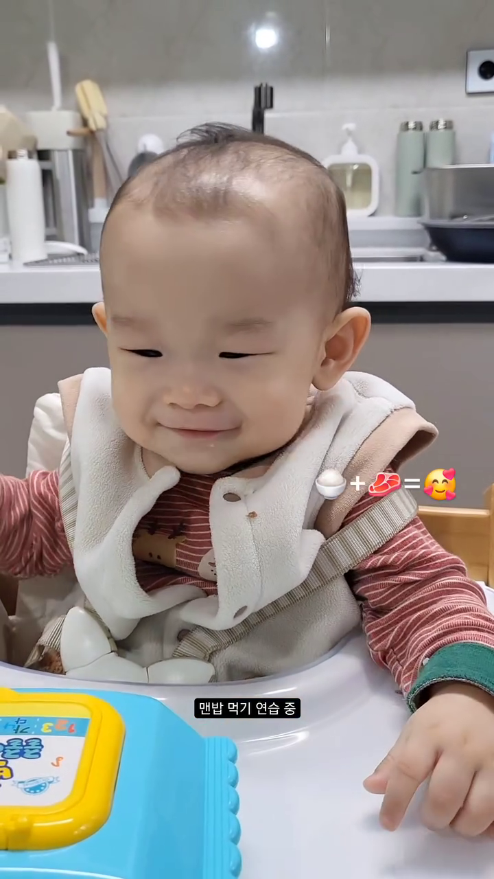 D+273👶🏻💎

맨밥+구운 소고기 먹는 연습🙏🏻

단우야! 원래 고기엔 탄수화물이 맛있는거야🤭

#8개월 #아기 #육아일기