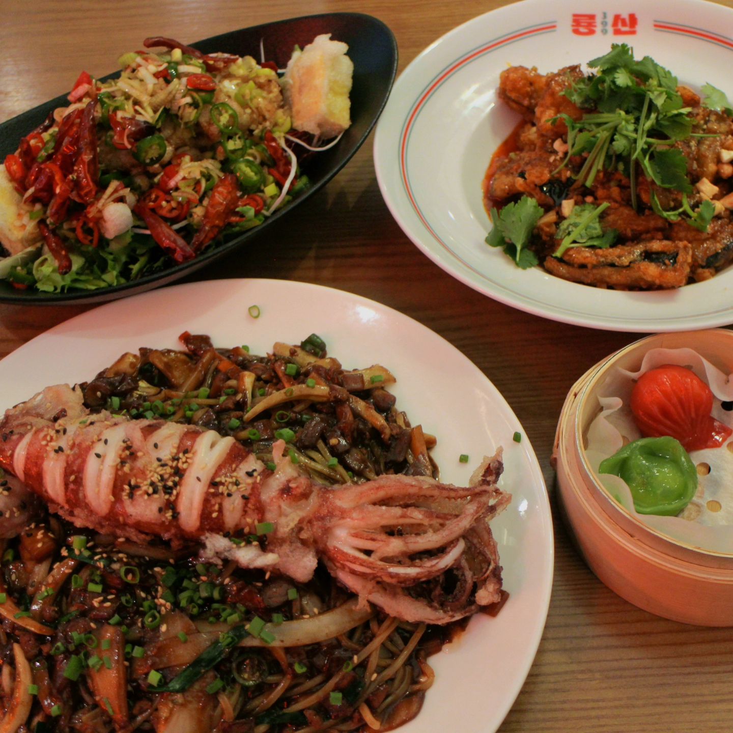 #협찬 용산에 차이니즈 다이닝 맛집 발견😮‼️ #룡산399
-
나는 커플세트 주문! 무려 네종류의 요리를 맛볼 수 있댱(๑˙ ▿ ˙๑)
통오징어쟁반짜장,고추유린기,어향가지,딤섬 뭐하나 빠짐없이
비주얼도 최고 맛도 최고~~🥰🥰🥰

가게도 넓고 깔끔한 인테리어라 데이트코스로도 딱!
룸도 준비되어있어서 중요한 미팅장소나 회식장소로도 딱!
콜키지까지 무료인게 정말 대박...🍷💕💕

점심세트뿐만 아니라 저녁에도 즐길 수 있는 여러가지 세트메뉴까지
다양한 요리를 맛볼 수 있어서 좋답니댱😆〰️〰️❤️
-
📍 룡산399 용산점 (ryongsan399)
➰️ 서울 용산구 한강대로14길 69 1층 102호
📞 02-795-0399
➰️ 주차가능, 당일예약가능, 유아의자 구비
.
.
#용산 #용산중식당 #용산맛집 #신용산 #신용산맛집 #신용산중식당 #데이트맛집 #중식맛집 #중식당 #서울맛집 #회식장소 #용산회식 #국립중앙박물관맛집 #용리단길 #용산역맛집 #중식당맛집 #중식다이닝 #용산구맛집 #이촌맛집 #이촌역맛집 #이촌중식 #이촌중식당 #용리단길맛집 #용리단길데이트 #데이트맛집추천