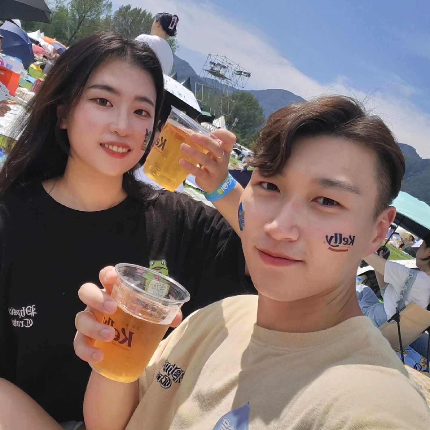 2023.09.02 이슬라이브페스티벌

2년째 이슬라이브페스티벌!! 
노는게 제일 좋은 뽀로로는 목이고 팔이고 다리고 
다 타면서 가까이서 아이유를 영접했다.
좋은 사람들과 맛있는 음식 유명한가수들 멋진 드론쇼 불꽃놀이까지 완벽쓰!!! 내년에도 기회가 될까??

#이슬라이브페스티벌 #이라페 #자라섬 #저스트절크 #시그니처 #이영지 #이무진 #아이유 #멜로망스 #윤하 #효린 #다이나믹듀오 #김태우 #불꽃놀이 #참이슬 #진로 #테라 #켈리 #청주 #운동하는남자 #오운완