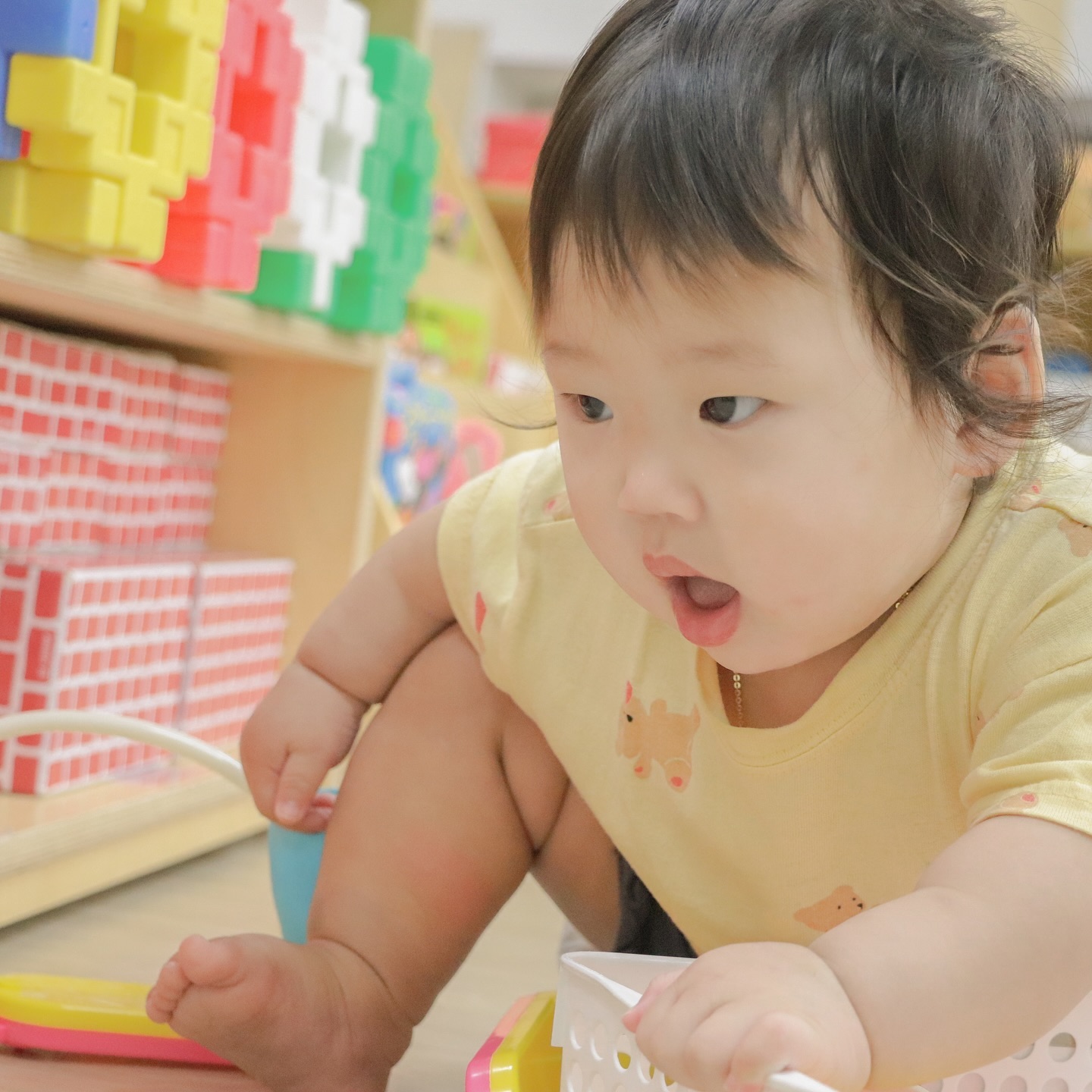 #광고

엄마의 휴식 볼일이 있을때 도움받을수 있는 #시간제보육

연년생사남매를 육아하면서 넷째가 태어나고 시간제보육이란걸
알게되었어요. 첫째때부터 연속된 임신으로 아이들이 6~8개월 사이에
어린이집을 다니게 되었더니 넷째 소율이가 10개월이 된 지금
가정보육을 하고 있는데 조금 힘들더라구요. 그래서 요즘 시간제보육을
맡기면서 볼일도 보고 쉬기도 하면서 보내고 있어요.

시간제보육란?
가정에서 아이를 양육할떄 일정시간동안 아이를 맡길수 있는 서비스인데요.
아무래도 육아하면서 갑작스럽게 일이 생기거나 아이를 잠시 맡길 곳이 필요할때
유용하게 이용할 수 있어요.

시간제보육은 지자체에서 지정된 어린이집이나 육아종합지원센터 등에서 제공이 되는데요.
6개월 ~ 36개월 미만 영아는 독립반을 이용할 수 있으며
6개월 ~ 2세반 영아(2024년 기준 2021년생)는 통합반을 이용할 수 있어요.

참고할점은 이용시간이 독립반 9시 ~ 18시 시간단위로 예약
통합반은 9시 ~ 16시로 시간대로 이용이 가능해요.

시간제보육 신청은 아이사랑어플로도 가능한데요.
어플을 깔고 상단 메뉴에 시간제보육 탭을 누른 후
시간제보육 신청을 눌러주시면 되세요.

* 처음 이용하신다면 아동등록을 먼저 해주셔야됩니다.
그러고 지역별조회를 누른 후 원하는 곳에 신청을 하고 신청대상을 선택하여
원하는 날짜 이용할 시간 이용할 시간대를 선택해주시면 되세요.

저는 아이들 유치원과 어린이집 등원 후 넷째 소율이를 보내는 편인데
5~6시간정도 맡기는 편이에요.

그래서 맡길떄 챙겨야할 준비물도 많은데요.
분유, 분유물, 이유식, 간식, 먹는물, 낮잠이불, 손수건, 물티슈, 여벌옷, 기저귀를 챙겨서 보내시면 돼요.

소율이는 울산 중구 육아종합지원센터 시간제보육을 이용하고 있는데요.
선생님들이 아이들을 꼼꼼하게 챙겨주시고 소율이 또한 선생님 보자마자
선생님께 가더라구요 ㅋㅋㅋ

시간제보육 정부지원료는 한달 60시간까지 지원돼요.
보육료가 시간당 5천원이고 정부지원금 3천원이라서 본인부담금 2천원으로
부담없는 가격으로 이용할 수 있어요! 
결제는 국민행복카드로 했을 때 정부지원되니 참고해주세요!

요즘 체력도 바닥이고 급한일들이 종종 생기는데
발 동동구르며 맡길곳을 찾는것 보다 시간제보육을
알아보고 이용해보시면 좋을거같아요:)

#시간제보육 #시간제보육독립반 #시간제보육통합반 #시간제보육어린이집
#아이사랑 #통합반 #육아정보 #육아스타그램 #육아종합지원센터 #육아꿀팁
#한국보육진흥원