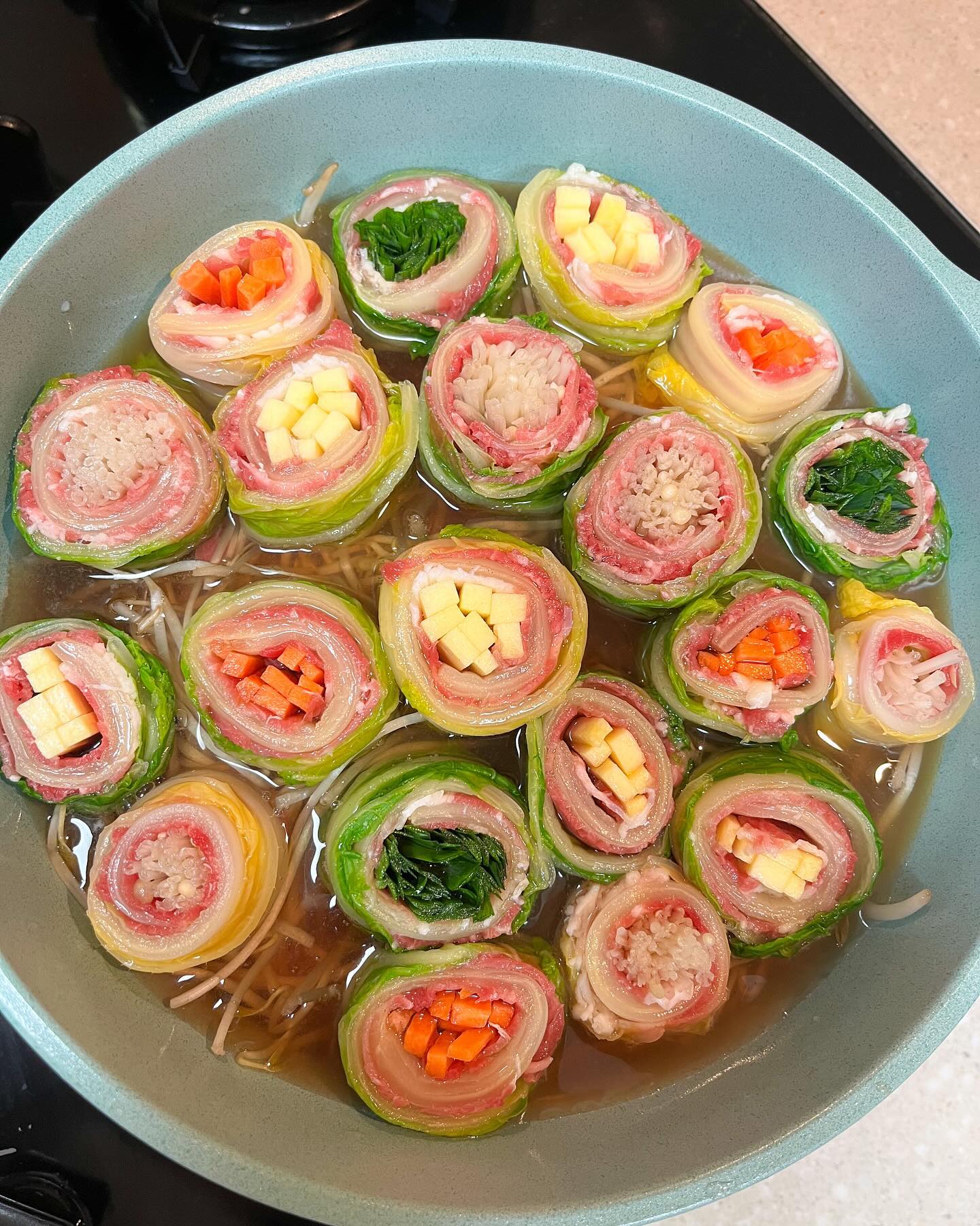 _
[소고기 야채 배추말이찜🍲]

한달이 넘은 lategram…😭
김장하고 남은 배추가 많아서 어떻게 무얼 해먹는게 좋을까 고민하다가
집에 야채 많길래 소고기만 사다가 호다닥 배추말이찜 만들어보기🥙

배추는 뜨거운물에 살짝 데친 후 당근, 호박, 팽이버섯, 부추랑 소고기 양껏
넣어준 다음 돌돌 말아주면 끝! 냄비 바닥에 숙주 깔고 다시마 우린 육수는
너무 잠기지 않게 넣어주는게 포인트랍니다😋

보기에도 예쁘고 맛도 좋아서 집들이 음식으로 대접해도 좋고, 따뜻한 국물
먹고 싶을 때 간편하게 만들어 드셔보세요:)
2024년도 맛있게 먹고 행복한 한 해 되시길 바래요💛

_