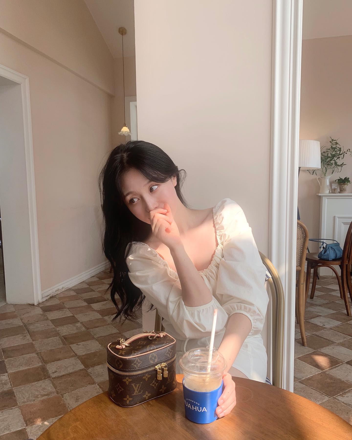 내 취향들로 가득한 카페 찾아따 .. 🍽️☕️
날씨는 덥지만 햇빛이 너무나도 예쁘게 들어온 자리였다는 .. ✨
언능 날씨 선선해져서 가을 느끼고 싶다.. 
.
.
.
.
.
#selfie #instagood #fff #lll #followforfollowback #daily
#sections #인친 #셀스타그램 #일상 #전주 #선팔 #맞팔 #소통 #댓글 
#좋반 #좋아요반사 #beauty #makeup #좋아요 #선팔하면맞팔