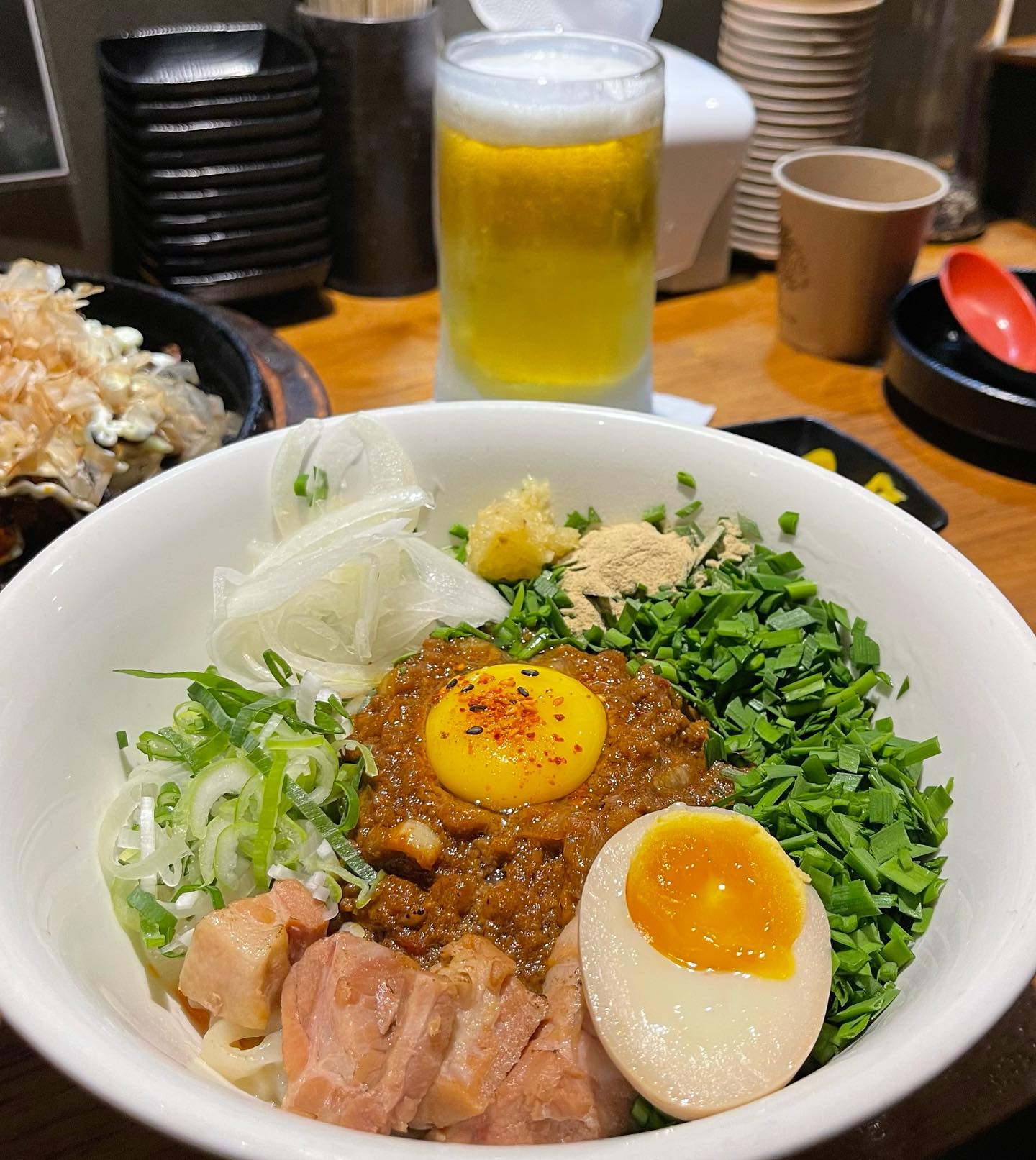 #인천예술회관역맛집 #구월동라멘 #유타로 

가끔 라멘 식사가 생각날 때 방문하는 곳인데
주변에 라멘전문점이 많이 생기다 보니
상대적으로 뜸했던 인천라멘맛집!

눈여겨 보는 인근 인스타지인 스토리에
종종 등장하길래 브레이크타임 직후 오픈런 GO!

내부는 다찌석과 테이블로 구성되어 있고
웨이팅 시 입구 밖에서 대기해야 해요.

순식간에 내부 좌석이 모두 만석이 되었고
바로 웨이팅이 시작되더라고요. 

이번에 방문하니 요즘 한창 꽂힌 마제면이 보여서
마제면 + 오코노미야끼 + 생맥주 주문~^^

마제면은 다진 파와 고기가 가득 들어가 있어서
양념과 어우러지는 고소함과 향긋함이 특히 좋았고 

오코노미야끼, 술안주 강추욤. 대박 맛있음 ㅠ.ㅠ
소스와 반죽 맛에 입이 녹는다, 문어포도 한가득!

명실상부 명불허전의 인천라멘집 강추욤~

인천 남동구 성말로13번길 15 메인프라자

#구월동맛집 #구월동라멘맛집 #구월동오코노미야키 
#예술회관역맛집 #구월동혼술 #구월동혼밥 #구월동데이트추천 
#인천에서가장오래운영한라멘집 #인천라멘맛집 #인천라멘 #incheonkorea🇰🇷