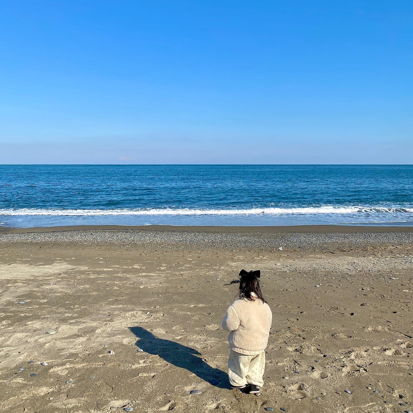 단풍보러 갈랬는데 
차타자마자 부산 사투리 가득한 말투로 
린이왈👧🏻 “아빠 바다보러가자!” 
귀여운 린이덕에 급 여행지 변경 🫡

바다든 산이든 어디든 린이랑 함께라면
엄마아빤 그저 행복하고 감사해🩵

#강동해변 
#26개월아기
#육아소통