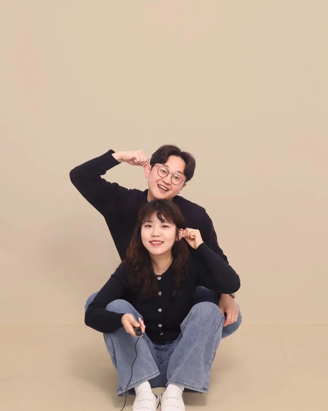 📸초록밤 스튜디오_월성동사진관

매년 사진남기면 좋을거 같아서
이동네에서 사진관하나 찾아야겠다했는데!!
초록밤 스튜디오를 만나버렸지👀

자연스럽게 잘 나와서 너무너무너무 좋았던 사진🤍

셀프스튜디오라서 편하게 눈치안보고 찍을 수 있어서 좋아요!

증명사진,여권사진,아기 9컷프로필등 다양한 사진도 찍을 수 있고 셀프스튜디오도 가능하다는 점!
미리 예약하고 가시면 좋아요.

바닥,의자 등 다양한 구도로 촬영가능!
찍은사진은 바로바로 확인이 가능해서 
시선처리,구도 등 바로 고쳐서 찍을 수 있다는게 셀프촬영의 장점!

반려동물과도 함께 촬영가능해용.

소품도 다양하게 준비되어 있는데
원하는 컨셉의 사진이 있다면 소품 미리 준비해가도 됩니다.

메이크업실도 있어서 메이크업 수정 및 헤어손질도 가능해요.
깔끔하게 잘 관리되어 있어서 더 좋았어요.

원본파일도 추가비용내고 구매완료🫶
2시간후에 바로 인화된 사진 받을 수 있어요.
영업일이 매일 10:00 ~ 19:00 라서 언제든 찾아갈 수 있고,
택배나 등기로도 받을 수 있어요!

보정부터 인화,종이액자까지 마음에 쏙 든다 증맬루ෆ

green.n_studio_self

#월성동사진관
#초록밤스튜디오
#대구셀프스튜디오
#대구셀프사진관