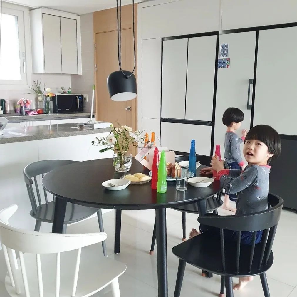 (공구오픈)
평소에 아이들 하교,하원하면
간식이랑 먹으라고,
냉장고 음료칸에 넉넉히 채워두는 
천연과즙음료예요.
.
오스트리아 청정 지역의 
알프스 샘물로 만든 건강한 무탄산 
어린이음료 '트위스트 앤 드링크'는
1973년부터 지금까지 50년 넘도록
오랫동안 사랑받고 있는 음료브랜드입니다.
(현재는 독일,영국,벨기에,호주,한국 등 
20여국에 수출되고 있어요)
.
밍밍하지도 자극적이지도 않은 
깊은 단맛은 과일의 과즙과 추출물,
오스트리아산 비트슈가 등의 원료로 
낸 맛으로 달콤한 과일풍미가 살아있어
아이들이 좋아할수 밖에 없답니다^^
.
환경호르몬으로부터
안전한 BPA-free 용기에 담아 믿음이 가고,
인공색소×,인공감미료×, 글루텐×,
락토오스× 로 안심하고 먹을 수 있어
안전합니다.
.
용기는 슬림하고,
말랑말랑해 어린아이들도 스스로 오픈해
마실 수 있어요!
오늘부터 4일간 6가지 맛 모두 
공구특가로 오픈되며 옵션에서 혼합 또는 
아이들 좋아하는 맛으로 골라 담을 수 있어요
자세한 내용은 프로필링크에서 확인해주세요☺️
.
.
#트위스트앤드링크#공구오픈
