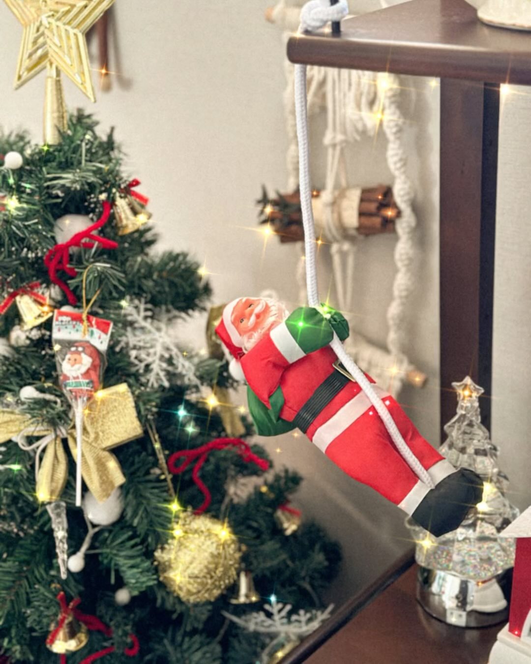 #제품제공 모닝버드스토어 줄 타는 산타 🎅🏻

산타 할부지가 아둥바둥 매달려 있는 모습이
어찌나 귀여운지🎅🏻 선물 이고지고 어디로 가고 있는걸까요~
얼굴 표정도 어찌나 생동감 있는지ㅋㅋ
확대해서 찍은 사진도 봐주세요오🤍
.
함께 보내주신 캔디도 넘 귀여워요ㅠㅠ 
크리스마스 인테리어 소품은 모닝버드스토어와 함께!🤍

Thanks to 🏷️ morningbud_store 

_
#모닝버드스토어 #산타할아버지 #인테리어소품 #크리스마스소품 #줄타는산타 #집꾸미기 #오늘의집 #산타소품 #크리스마스인테리어 #메리크리스마스 #겨울인테리어