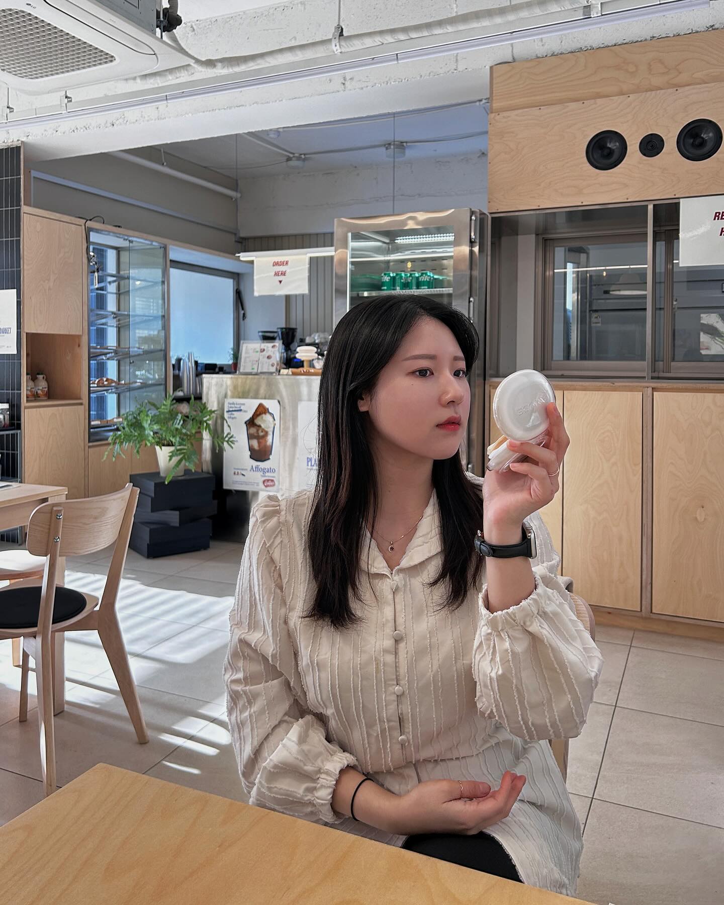 🍀🥯

#수원카페 #수원역 #카페추천 #굿앤플랜티 #디저트맛집 #베이글맛집 #수원베이글 #바스크치즈케이크 #분좋카 #카페인테리어 #플랜테리어 #플랜테리어카페 #비건화장품 #비건쿠션 #어뮤즈 #어뮤즈신상쿠션 #세라믹스킨퍼펙터쿠션 #깐달걀쿠션  #세미매트쿠션 #쿠션추천