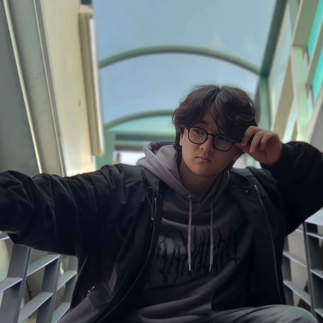  경景 | 스트릿, 캐주얼, 미니멀 on Instagram: "#협찬 캐주얼하게-!

@daywalker_eyewear [LEO C5] 

퍼플 후디랑 퍼플 스니커즈로 캐주얼한 조합에 "데이워커 LEO C5"로 코디 마무리! 해주었습니다˙ᵕ˙

뿔테에 세련된 각인으로 고급미 까지 더해진!! 코디에 포인트 주기 좋은 아이웨어 야무지죠˙ᵕ˙

.
.
Eyewear - @daywalker_eyewear
Outer - @lmood_official
Top - @mahagrid
Bottom - @janwol_01
Shoes - @adidas
Accessory - #섹스토 
.
.
.
#제품제공 #데이워커 #데이워커선글라스 #선글라스 #안경 #블루라이트차단안경 #스트릿패션 #데일리룩 #오오티디 #무신사 #W컨셉 #EQL #안경추천 #데이워커크루 @daywalkercrew"