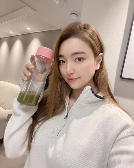 일상크리에이터 밍이 & KDBA이사 on Instagram: "➰ #협찬 #뉴라핏 ⠀ 여러분들 밍이가 질문하나 할께요🙋🏻‍♀️ 다들 아침식사는 보통 어떻게 하시나요?? ⠀ 저는 원래 고구마나 바나나, 간단