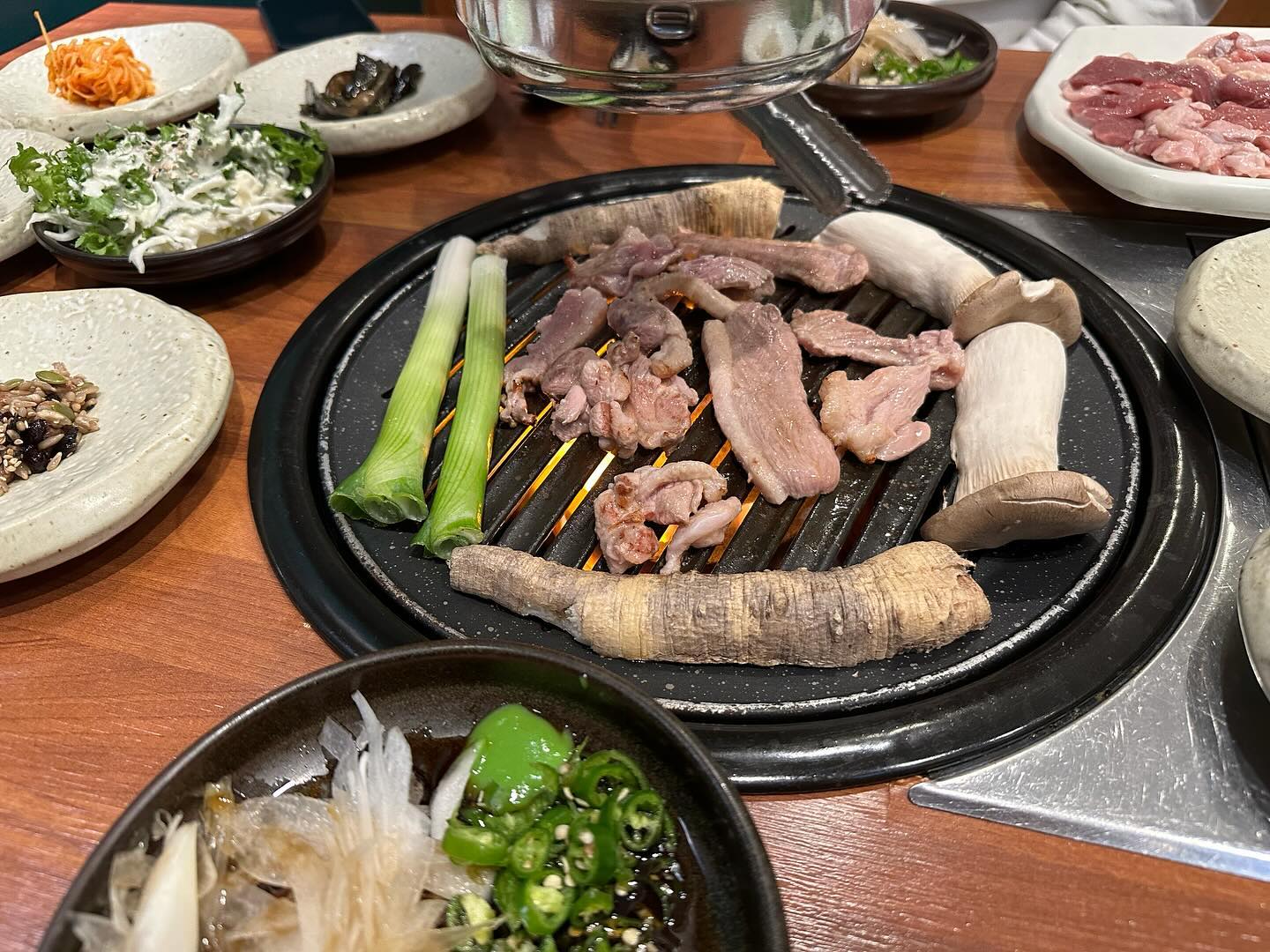 숯불에 고기가 구워먹고싶어 남편 퇴근하자마자 오리고기집을 갔어요 오리고기는 물론 더덕까지 구워주는 곳이라 너무 맛있게 먹고 왔답니다 
오늘도 잘 먹었습니다😄

인화정
#대구맛집#인화정#죽전네거리맛집#달서구맛집#오리로스#오리주물럭#닭숯불구이#닭불찜#일상#소통#선팔#맞팔