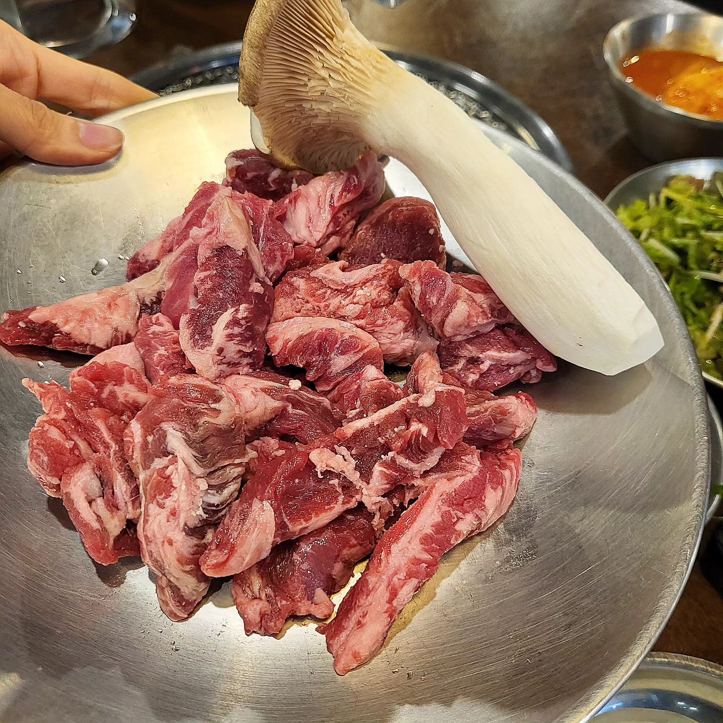 #2024갓생살기 

전용주차장 있고! 야외테라스가 있는!
대구 이곡동 돼지갈비 맛집 다녀왔어요.
초벌해서 나오니 금방 먹을 수 있어서 좋았어요.
육즙 가득하고 신선한 소갈비도 맛있었답니다.

😆장씨고기
주소: 대구 달서구 달구벌대로 251길 5
영업: 15시 ~ 24시
휴무: 매주 월요일 (단체 예약시 영업)
전화: 053-248-0072​
주차: 가게 앞 전용주차장

😆주문메뉴
수제돼지갈비 2인분
소갈비살 2인분

#대구맛집 #대구이곡동맛집 #대구이곡동돼지갈비 #대구이곡동돼지갈비맛집 #장씨고기 #이곡동술집 #이곡동돼지갈비 #이곡동맛집 #대구돼지갈비맛집 #이곡동돼지갈비맛집 #먹팔 #돼지갈비 #소갈비 #성서맛집 #이곡동맛집 #성서술집 #좋아요
