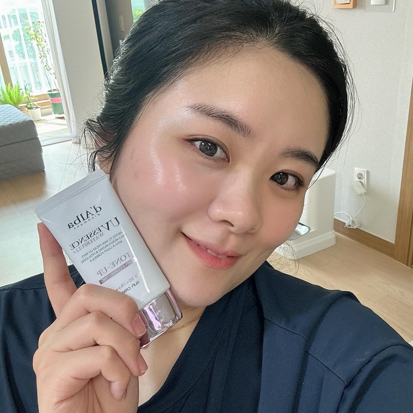 #광고 #협찬
.
노란기가 있는 웜톤 피부를 화사하게 연출해주는 달바선크림!
올리브영 입점과 동시에 억대 매출을 달성한
달바 퍼플 톤업 선크림인데요.
*올리브영 온라인몰 판매 랭킹 1위, 2023년 11월 1일
자연스럽게 피부는 한 톤 밝혀주고 보색원리를 이용해
노란기를 싹 잡아줘서 쿨톤 피부표현이 가능하고
보송하게 마무리되니
요즘 같은 날씨에도 산뜻하게 사용할 수 있어요.
세계적으로 까다로운 이탈리아 브이라벨 비건 인증도 완료되었고
인체 적용 시험 전문기관에서 일차 피부 자극 테스트도 완료하였으니
예민한 피부를 가지신 분들도 편안하게 사용할 수 있답니다!
제형이 리뉴얼 되면서 뭉침, 끼임 현상까지
개선했다니 안써 볼 수 없겠죠?
노랗고 칙칙한 피부에 화사함이 필요하거나
선케어와 동시에 톤업 효과를 보고 싶으신 분,
끈적이지않고 산뜻하면서 피부에 부담없이
편안한 선크림을 찾는다면 달바 톤업선크림 추천하고 싶어요!
.
.
#달바 #dalba #달바선크림 #톤업선크림 #선크림추천 #올리브영선크림 #올리브영추천템 #선크림 #올리브영 #메이크업베이스 #올영세일 #올리브영세일