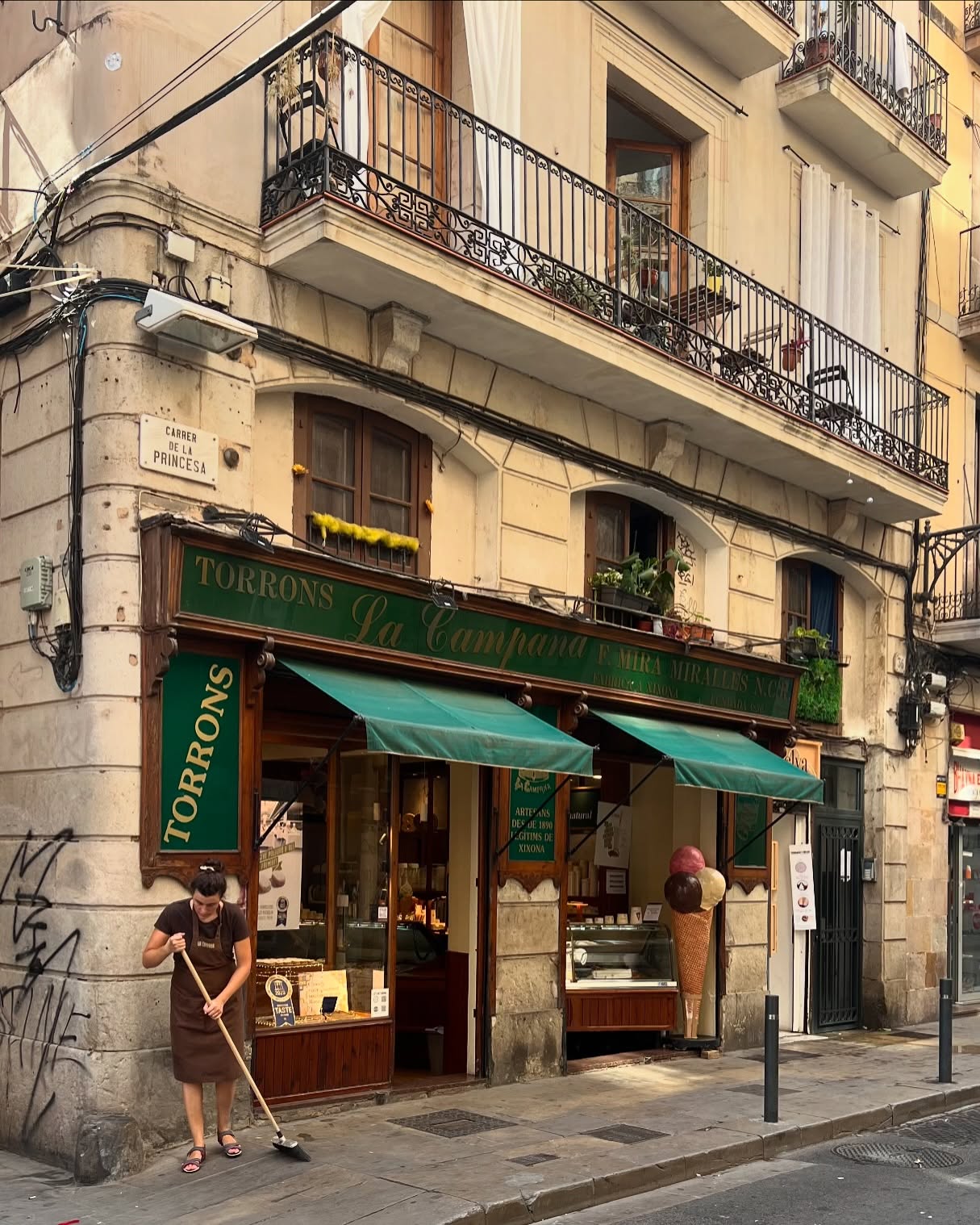 🇪🇸 Barcelona, Spain, 13 Aug 2024 

스페인의 첫 도시 바르셀로나에서의 첫 날 
아아 - 요리 보고 저리 봐도 예뻤지

성당 앞에서 카메라 들고 모여있던 다양한 국가의 사람들
나를 찍어주고 나도 찍어주고 Enjoy! 를 외치며 쿨하게 헤어진다

구엘 저택을 구경하고 나왔더니 소나기가 내려서 샹그리아를 마시러 얼른 도피 🏃🏻‍♀️‍➡️
미리 구글지도에 저장해둔 곳인데 거리마켓 안에 있는 가게라 한참을 헤매다 도착했다
메뉴판도 모두 스페니쉬여서 힘들었다 ,,
바테이블에 앉았는데 옆에서 식사 중이던 홍콩인들과 한참을 떠들었다
메뉴도 추천해주시고 한국에 와 봤다며 서울에서 찍은 사진들도 보여주셨다 

거리에 유화를 실시간으로 그리고 있는 샵들이 몇 군데 있었다
요즘 다시 붓을 잡아보고 싶단 생각이 들었는데 🥹

가만히 앉아서 멍 때리기 좋았던 바르셀로나 비치,
낭만 가득했던 밤 거리, 버스킹, 귀여운 아가야

날씨가 너무 좋아서 모든 게 행복했던 바르셀로나의 첫 날
#barcelona