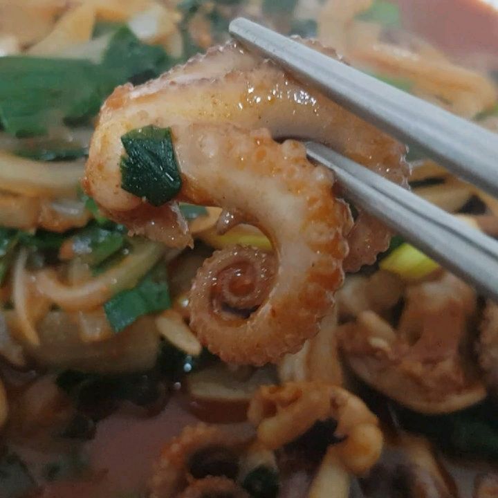 레알쭈꾸미 지대로 만들은듯
꽤 실하고 맛있다!
프리미엄급 오우예~☆
.
송파맛집 그대로 옮겨온듯 
온라인런칭 제품인지라 
소스도 기본 맛있어서 다른 야채 많이 넣어서 실컷먹었다~~♡
.
매콤하니 스트레스 풀리는 맛!!
https://smartstore.naver.com/realjju/
.
#레알쭈꾸미 #쭈꾸미볶음 #쭈꾸미맛집 #쭈꾸미 #양념쭈꾸미 #술안주 #집들이음식 #캠핑요리