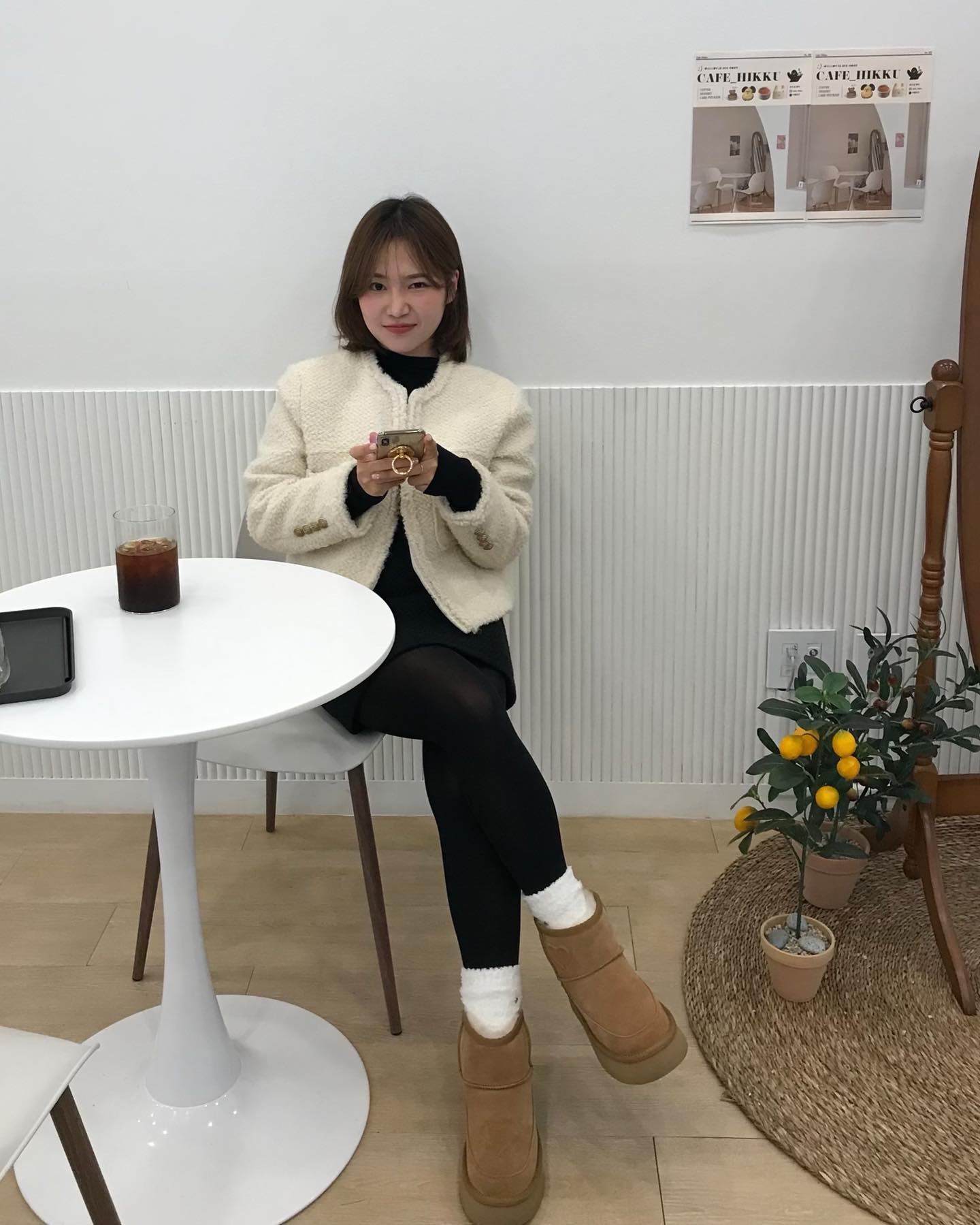#광고
귀여운 디테일이 많은 마크모크 어그부츠!
하나는 발등에, 다른 한 쪽은 발목에 하트가 그려진게 넘 귀여운 포인트...🥨

#마크모크 #macmoc #어그부츠 #어그슬리퍼 #어그 #겨울부츠 #데일리룩 #겨울코디