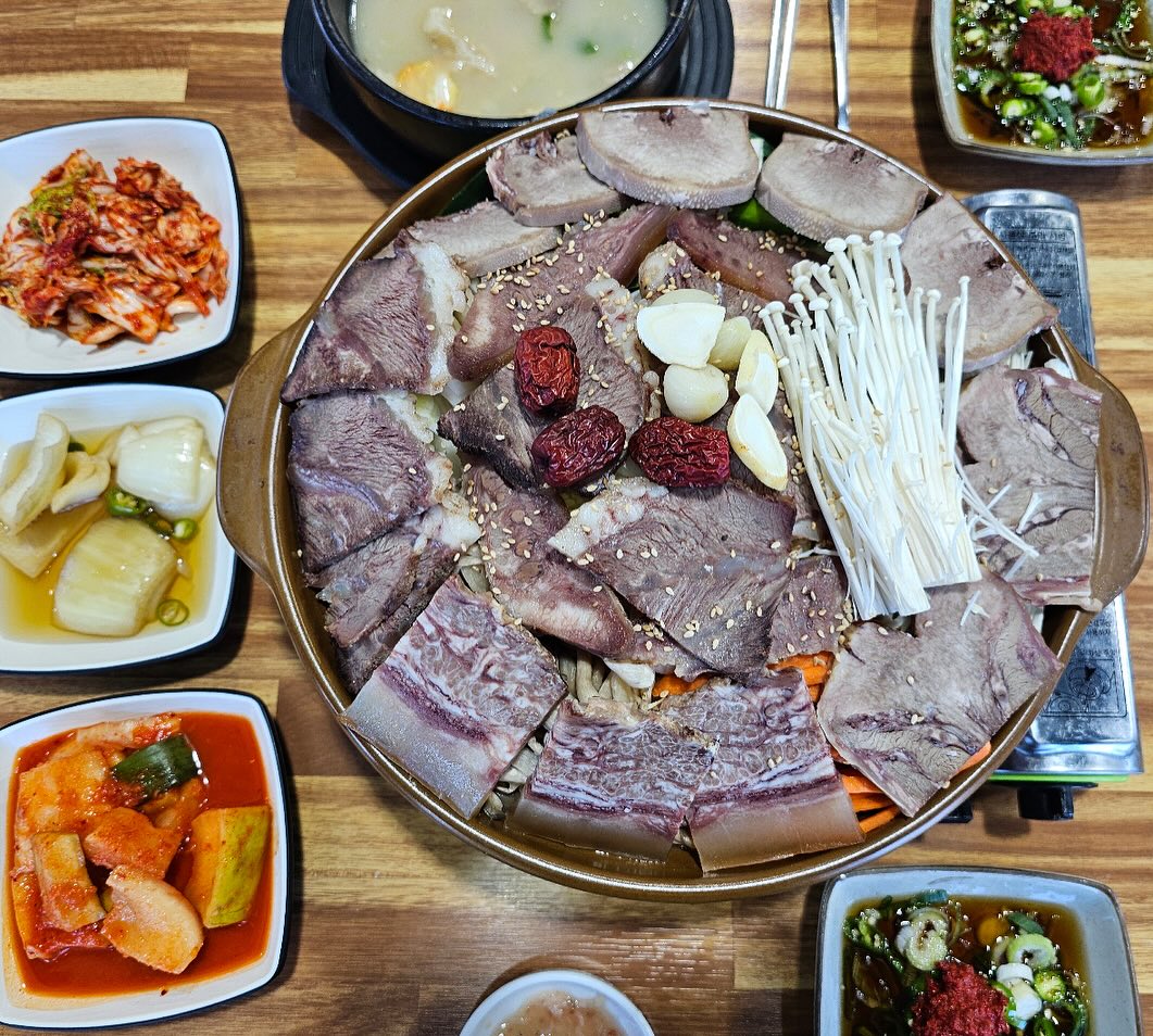 가족들과 할머니댁에 방문했다가 들린 #용인국밥맛집 
남사국밥막국수 식당에 다녀왔어요🙂!! 

제거 소머리수육이랑 소머리국밥은 처음 먹는 음식이라
걱정했는데 한입 먹자마자 감탄이ㅎㅎ~~ 한우 사골을 24시간동안
푹 끓여 한우 사골육수를 베이스로 끓인 음식들 맛이 없을수가 있나요
고기도 너무 부드럽고 국물이 진짜 보양식 먹는 기분이였어요

도가니탕은 안에 도가니가 먹어도 먹어도 계속해서 나오는 마법👍🏻
새콤달콤한 막국수는 근처 동탄신도시에서도 일부로 찾아오신다는데,
맛보고서는 찾아올만 하더라구요 👏👏 

온 가족 맛있는 음식 푸짐하게 먹고왔습니다
첫 음식 소머리국밥과 소머리전골을 #남사국밥막국수 에서 먹게되다니
할머니댁 갈때마다 들리게될거같아요 😍
