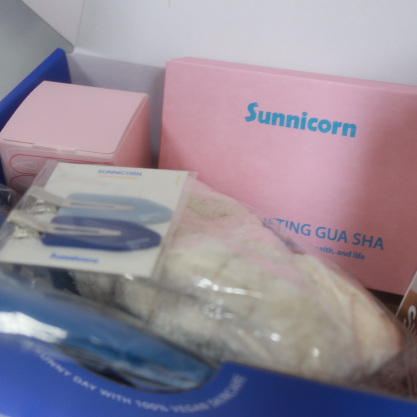 #협찬 sunnicorn_official 
핡 간만에 맘에드는 앰플..💕

베라트릭 화이트닝 리프팅 앰플
꽃송이 버섯에 함유되어 있는 베라트릭애씨드>피부장벽 케어
판테놀>피부보호막
앰플이 어떻게 쫜쫜한 제형? 제형에 반하고
자극 없이 쫘압 피부에 들러붙어서 흡수되어서 또 반함
거의 무향에 가까워서(향료느낌 없음) 부담 없는 것도 한몫함
나이아신아마이드2% 딱 좋아..(모공관리에도 효과적이라는 뜻!)
근데 스킨케어 마지막단계에서 발라야하는건 참고!

세라믹 리프팅 괄사는 말모,, 쟁여두면 손 닿는 곳 어디든 두고
언제나 슥슥 괄사 해주는거.. 마른 얼굴에 하면 다치니까
꼭 위 앰플이든 뭐든 함께해주기..
괄사 닿는 면 마다마다 다 쓰임있게 만들어져서 좋음!
(좁은 면적, 넓은면적)

오늘 7시 온스타일! 라방 진행한다고 하니
평소에 써니콘 눈여겨 보셨던 분들은 참고해주세요:)
저는 마스크팩도 좋었뜸.. 

/

#써니콘 #괄사 #괄사추천 #써니콘앰플 #나이아신아마이드 #베라트릭 
#베라트릭 #베라트릭리프팅앰플 #리프팅앰플 #얼굴소멸세트 #피부광채 
#써니콘쫀광앰플 #세라믹괄사