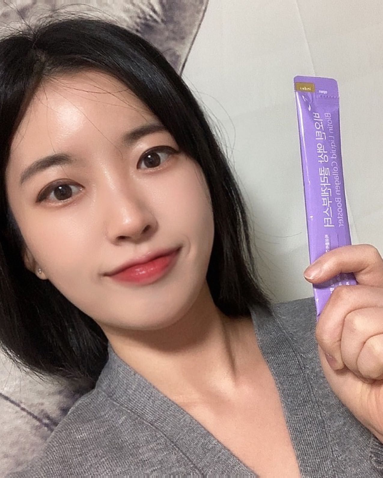 #협찬 오늘 소개하는 ‘더 리틀스 콜라겐’은 유튜버 리틀약사가 설계한 브랜드라고 합니다~ 
액상형태의 콜라겐으로 피쉬콜라겐 펩타이드 3,270mg이 함유되어 있고 식약처 인증을 받은 제품입니다!
(식약처 인증 , 국내 최대 함량콜라겐이라고 하네요👏)

✔️대표 구성 원료로  피쉬콜라겐펩타이드 3,270mg
비오틴 1,000㎍ 항산화 관리를 위한 셀레늄 함유
​
✔️비오틴 콜라겐 환상 조합
콜라겐과 비오틴 함께 섭취한다면 각각의 흡수율을 높여준다.
​피부 건강 개선에 도움을 주는 기능성 배합으로 피부 건강을 유지, 보습, 지방, 탄수화물, 단백질 대사와 에너지 생성 항산화 관리까지 함께 챙길 수 있어요.

✔️맛있는 액상 콜라겐
액상 콜라겐 중 가끔 비린 맛이 심해 역해서 차마 먹지 못한 제품들이 있었는데 리틀스 콜라겐 부스터는 비린 맛없이 요구르트 맛으로 맛있어서 거르지 않고 매일 챙기게 되네요

✔️섭취방법
그냥 먹어도 되고, 물에 타서 먹어도 되며, 샤베트처럼 얼려 
먹어도 돼요! 
​(콜라겐 섭취 시간은 식전 30분 전에 섭취가 가장 좋다고 하여 저는 낮 공복에 섭취하는 편!)

더 리틀스 콜라겐으로 간편하게 피부 챙겨보세요✨💖

#협찬 #더리틀스 #콜라겐 #액상콜라겐 #액상콜라겐부스터 #콜라겐부스터 #기능성콜라겐 #피쉬콜라겐 #콜라겐추천 #피부건강