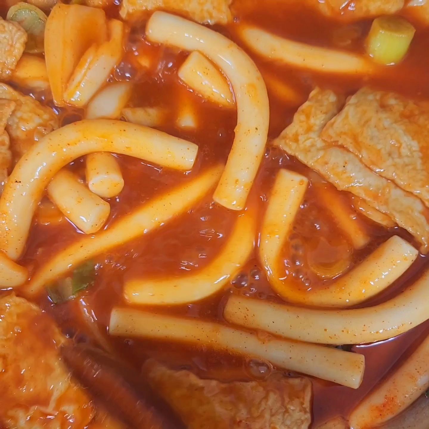 #광고
✅️하뚜 핫뚜 떡볶이
 
인친님들~
떡볶이 좋아하세요?

저는 삼끼 세끼 먹어도 잘 먹을 자신
있을 정도로 좋아하는데요!💖

집에서 먹는 남양주 떡볶이 맛집 
하뚜 핫뚜 떡볶이 소개해 드려요🫶

414만 유튜버 도로시 님이 만든 떡볶이로
유명한데요~
명성대로 맛있네요!

일단 저는 밀떡을 좋아해서
쫄깃하고 긴 밀떡이 넘 좋았어요!

양념이 넘 맛있어서
다음엔 집에 있는 재료들
더 넣어서 만들어 보려구요😃
⠀
매운맛을 즐기시는 도로시님답게
하뚜핫뚜 떡볶이에는
매운 양념이 들어있어요!

매운 양념은 취향껏 조절 가능하답니다~
⠀
어린이들과 같이 먹으실때는
순한맛 먼저 덜어두고
매운맛 추가하심 딱일꺼 같네요👍

인친님들도
꼭 드셔보세요🌟

⠀
#하뚜핫뚜떡볶이 #매운떡볶이 #도로시떡볶이
#도로시멍찌 #남양주떡볶이맛집 #안매운떡볶이
#어린이떡볶이 #중국당면