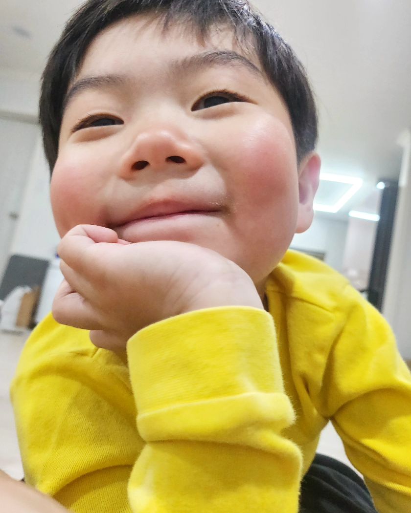 며칠전부터 볼, 코, 귀가 빨간 비니.

안 더운데도 저상태ㅋ

 
 
#7세형님