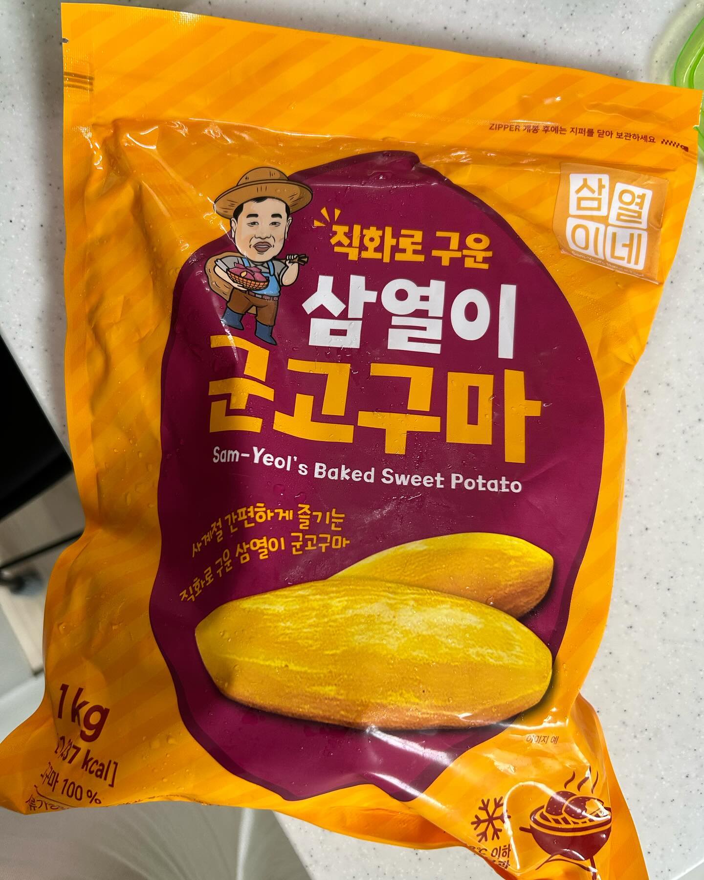 #광고 삼열이네 군고구마 #🍠
samyeol_official 

직화로 구운 삼열이 냉동 군고구마 1kg

그냥 먹어도 맛있는 삼열이 냉동 군고구마는
자연 해동 아이스 고구마로도
간단 조리에도 요리가 되는 간편함과 맛을 지닌 간편식이예요

무엇보다 저는 개인적으로 껍질이 깨끗하게
제거되어있어서 더 호감이였어용😙
당장 먹고 싶게 한입 사이즈로 앙

손에 묻어나지 않고 언제 어디서나 간편하게 먹을 수 있는
*큐어링 완료한 (아물이)
당도 35brix 이상
기타 첨가물 제로 백퍼 고구마

베니하루카 품종, 베트남 열대지역으로
사계절내내 즐길 수 있는 ‘삼열이 고구마’
베니하루카품종은 호박고구마의 촉촉함과
밤고구마의 포실함을 합쳐 꿀 고구마로 불리며,
질감은 단단하면서도 노란 속살이 특징!

*바쁜 하루 일정속에 간단히 간편하게 든든히 먹을 수 있게
조카 웅이가 있는 언냐네로 배송* 선물에도 아주 좋습니다🎁

 #삼열이네 #베니하루카 #군고구마