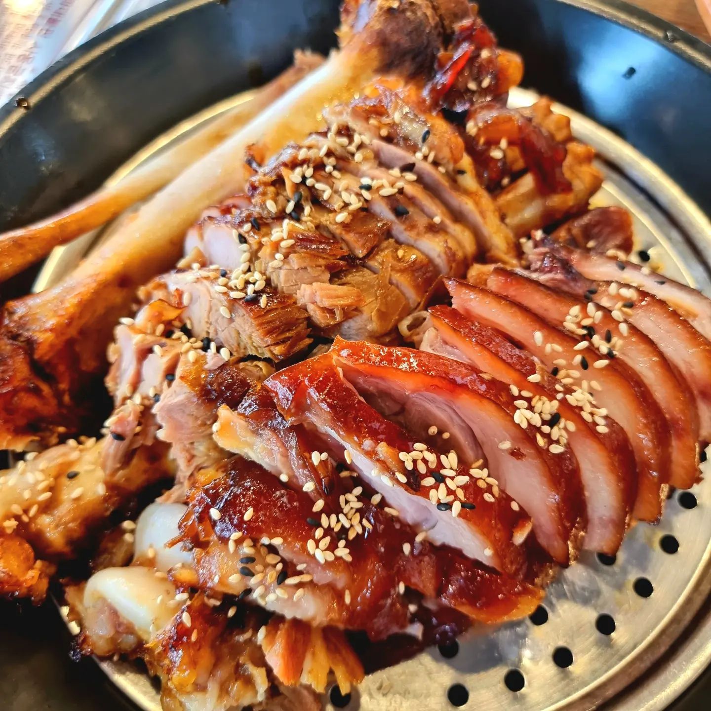 🍽#협찬 #2023혠님맛집 백마흔한번째집
🐷🍶#꽉찬순대국족발
☝🏻족발,보쌈
🗺경기 수원시 권선구 세권로 185 105호
⏰️매일 11:00 - 23:30
23:15 라스트오더
📋국내산 반반 족발 중 36,000원
📋새로 5,000원
👶🏼요즘 자주가는 권선시장이에용
많은 족발집들 중에 바로입구에 있는곳!
저는 껍데기 비계 부분 좋아하는데
간도 딱 맞고 맛있어서 맘에 쏙!
반반 셋트에 막국수 순두부 다 맛있고
배불러서 저는 한번밖에 못먹고 온
순두부찌개가 무려 무한리필!👶🏼👍🏻
.
#여행 #맛집 #카페 #술
#food #coffee #alcohol
#hyennimmm #혠님
#혠님수원 #혠님족발
#좋아요반사 #맞팔 #소통 #일상
#KOREA #Korean #Southkorea
#instafood #instagood