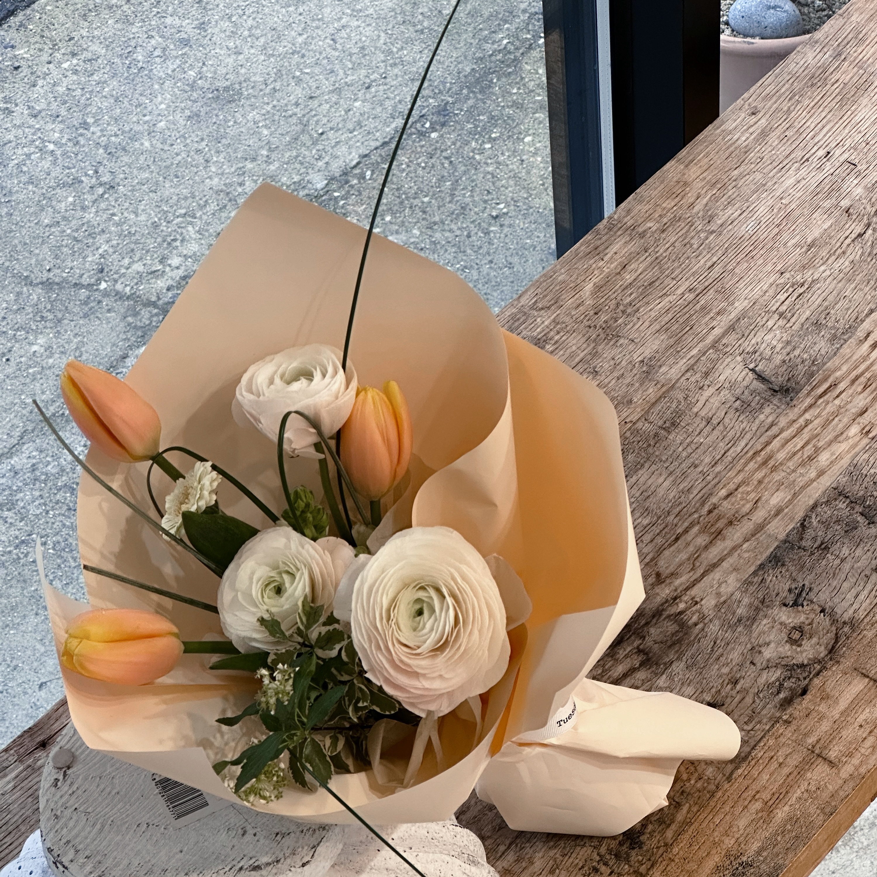 /
졸업식 축하드려요~~
첫 픽업 사진 뿐인.... 삶 ㅋㅋㅋㅋ
───────────────
⠀
🔖 예약은 프로필하단 링크에서 하실수있어요(가장빠름!!)
🔖 DM불가/ 댓글상담불가
🔖 전화문의 010-9263-2678
───────────────
⠀
Tuesday Morning
flower shop & class studio
───────────────
⠀
#대구졸업식 #대구졸업식 #대구꽃집 #중구꽃집
