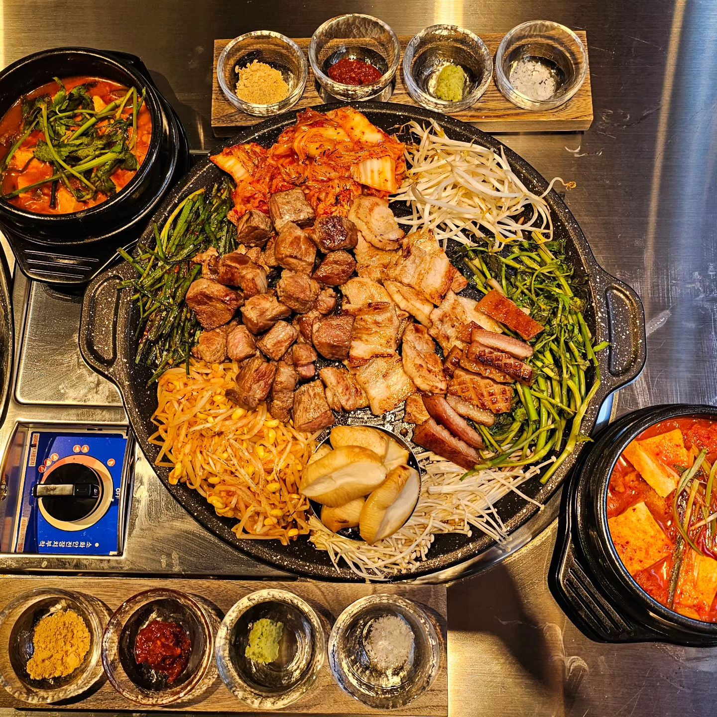 11.3 금요일 한양역 가오픈 시작합니다!

한양역은, 삼겹,목살,껍데기초벌구이 전문점으로,
손님이 직접 고기를 구울 필요가 없고,
볶음김치와 다양한 야채들을 편리하게
한판에 구워서 곁들여 드실 수 있습니다.

항아리김치찌개/제육된장술밥/칠게장비빔밥
등 엄선된 사이드메뉴도 준비되어 있습니다!

인테리어는 한옥,가옥 느낌으로 나무재질을
사용해서 운치있고 편안한 느낌을 주었습니다!

///

연기 도전을 마치고 무자본으로 시작했던 작은
배달장사가 어느새 어엿한 회사 괴짜푸드컴퍼니가 되어 100개 매장 돌파 하였고

새로운 회사 한양스테이션을 만들어, 고깃집
브랜드 시장에도 뛰어들어보려 합니다.
첫 홀매장 도전이라, 부족함을 많이 느끼고 있는데
잘 극복해서 팀원들과 새로운 프로젝트도 성공시켜보겠습니다.

위치는
홍대~합정부근 서교동 364-28
수노래방 근처에 위치해 있습니다.

제가 매장에 상시로 있지는 않아서, 지인분들이
오신다면, 미리 연락주시면 최대한 맞춰가고,
못가더라도, 전달하여 서비스 챙겨드리겠습니다!

#한양역 #홍대고깃집 #홍대삼겹살 #홍대목살 #홍대구워주는고깃집