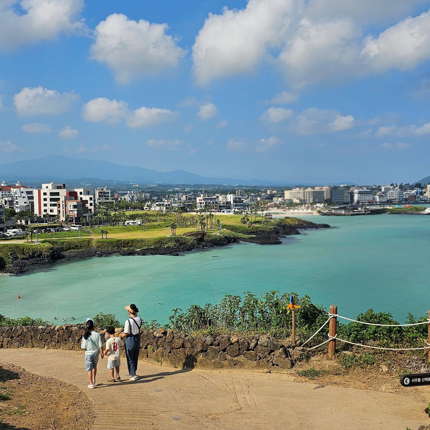 제주 서우봉 함덕해변🏝️
아침 산책길에 선물샵으로 협상 후 어린이 친구들과 서우봉까지 올라감ㅋㅋ거의 울기 직전이었던 이날 총 2만보 넘게 걸었다고 한다😇 
힘들었지만 말도 보고🐴 저 멀리 한라산 봉우리에 하늘구름마저 예술이었던 날👍 또 가고 싶은 제주도🩵
-
-
#윤남매네가족여행 #윤남매여름방학 #제주도여행 #서우봉 #서우봉둘레길