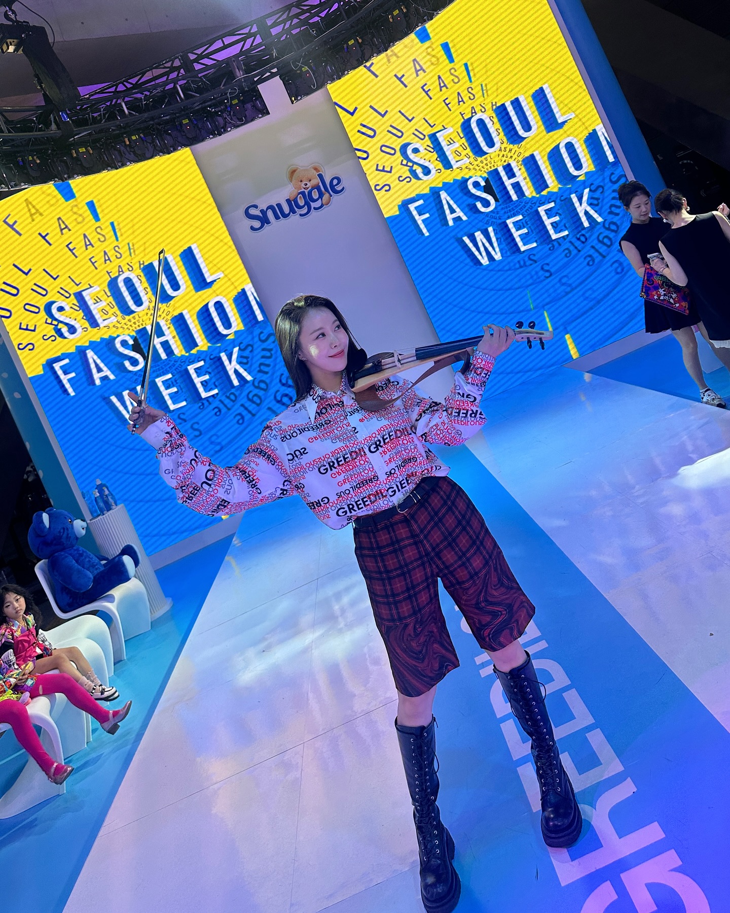 𝟮𝟬𝟮𝟱 𝙎/𝙎 𝙎𝙚𝙤𝙪𝙡 𝙁𝙖𝙨𝙝𝙞𝙤𝙣 𝙒𝙚𝙚𝙠
𝙂𝙧𝙚𝙚𝙙𝙞𝙡𝙤𝙪𝙨 𝙓 𝙎𝙣𝙪𝙜𝙜𝙡𝙚❣️

I participated in the Greedius show with my electric violin! I enjoyed the show with Snuggle🐻

#seoul #fashionweek #greedilous #snuggle
#violinist #jennyyun #electricviolin #violin