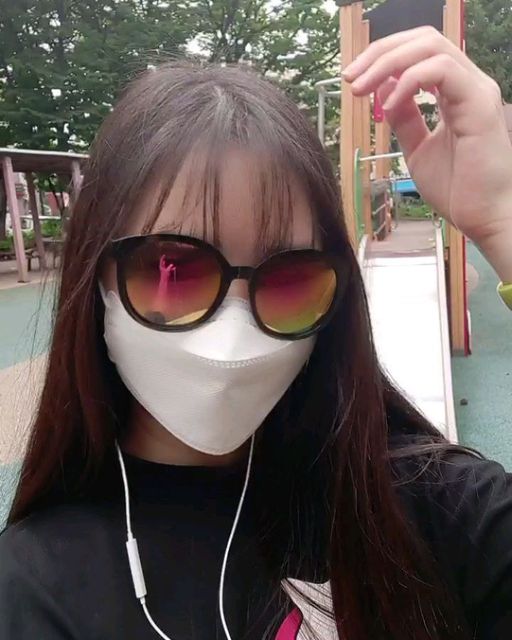 혜니(박혜인) on Instagram: "#광고 반팔티 딸기 귀엽 팔쪽에 헤드셋도 귀여워요!! 헤드셋 제 취향ㅎ 고품질 원단을 이용하여 국내 자체 제작 유니크한 디자인 고품질 인쇄 이중 스티치 고급 봉