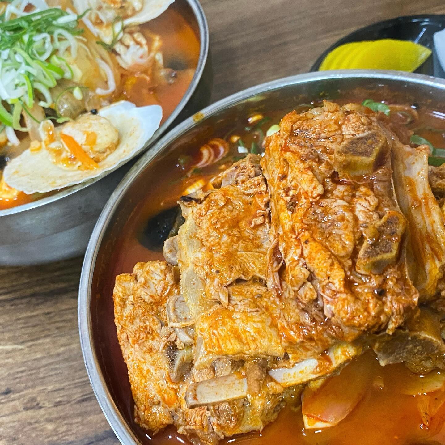#AD#광고 🩷

등뼈 듬뿍 올라간 짬뽕
말해뭘해..🤭

양도 푸짐하고
국물도 완전 진하다👍🏻

국물 별로 안좋아하는데 완전 맛있게 호로록

📍더 짬뽕
울산 남구 달삼로23번길 12

#울산남구맛집#울산달동맛집#더짬뽕