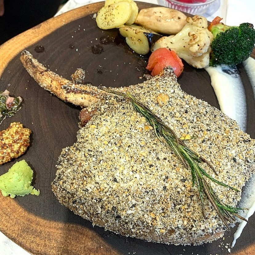 👉 문득

. 스테이크가 유명한것 같아서 
스테이크와 파스타 주문했어요 :)

. 수비드한 제주돼지 돈마호크를 
깨크러스트와 조화를 이룬 스테이크!
부드러운 결로 칼로 자른후 비쥬얼은 합격. 
하지만 살짝 퍽퍽? 해서 아쉬웠음.

. 오일파스타는
투툼한 새우와 톳이 뿜어내는 
바다향을 담은 파스타!
새우 큰거와 작은게 같이 있어서 새우러버는 만족. 
하지만음.. 너무 건강한 맛!
한번쯤은 괜찮은거 같아요.

✔️ 새우 톳 오일파스타 15,000₩
✔️ 깨크러스트 돈마호크 스테이크 31,000₩

📍 영업시간 : 11:30 ~ 22:00
📍 위치 : 서울 관악구 관악로14길 8

#맛집 #내돈내산 #샤로수길 #샤로수길맛집 #샤로수길데이트 #서울대데이트 #서울대역데이트 #샤로수길파스타 #파스타 #샤로수길스테이크 #서울대스테이크 #데이트 #문득 #문득서울대 #얌쓰_서울대