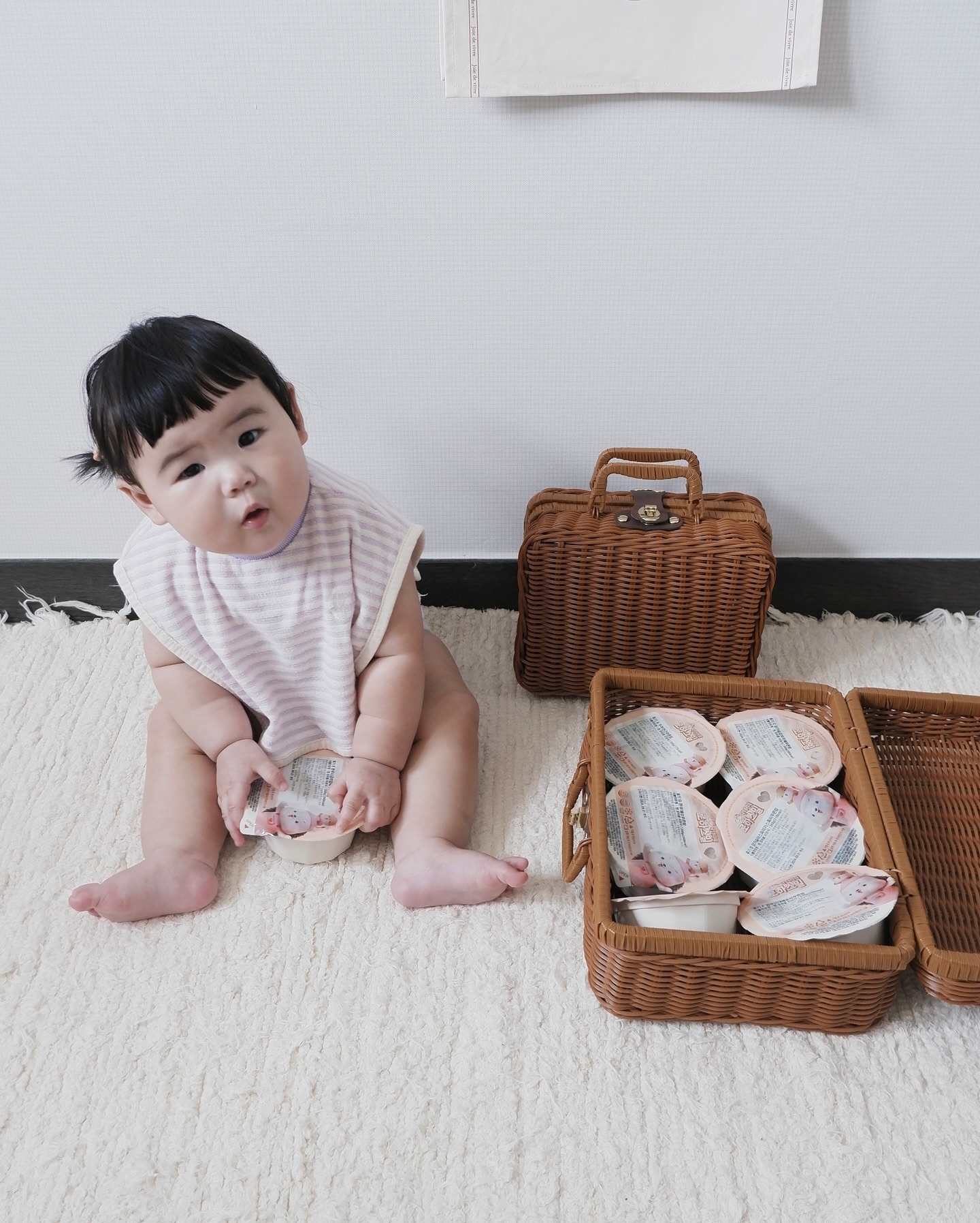 #제품제공 #로하스밀

뽀미는 중기 후반부터 시판 이유식으로 바꿔서 먹이고 있는데,
그중에서도 너무 잘 먹고 있는 로하스밀!

제품제공을 받기 전부터 내돈내산으로 먹이는 업체인데
뽐맘의 선택 이유는 고기 함량이 높아서 따로 소고기를 
또 만들지 않아도 되었고 전문의, 간호사, 영양사가 함께 만들어서 
맛과 영양까지 믿고 챙길 수 있어서
요알못인 제가 챙기는 것 보다 더 좋을 것 같더라구요

초기에는 남편이랑 둘이 주말엔 큐브공장 돌리고 서로 피곤해하면서
스트레스받았는데 시판 이유식 시작하고는 온전히 우리 가족의 
시간을 즐길 수 있어서 더 평화로운 삶이 되었답니다🤍

그리고 무엇보다 밥태기라고 생각했던 뽀미가 
240g을 완밥 할 정도로 맛있게 잘 먹어줘요🍚

원하는 횟수만큼 주문도 가능하고 원하는 날에 수령이 가능해서
필요한 날만 골라서 시켜 먹을 수도 있어서 
부담 없이 시킬 수 있어서 더 좋아요!
(정기배송, 28병 이상 주문 시에는 7% 적립도 된답니다아!)

🕊️ lohasmeal

#닥터리의로하스밀 #이유식 #이유식시작 #이유식식단 #이유식준비물 #이유식재료 #이유식만들기 #초기이유식 #중기이유식 #후기이유식 #완료기이유식 #유아식 #자기주도이유식 #시판이유식 #배달이유식 #딸맘 #아들맘 #둥이맘 #맘스타그램 #육아 #육아소통 #육아스타그램