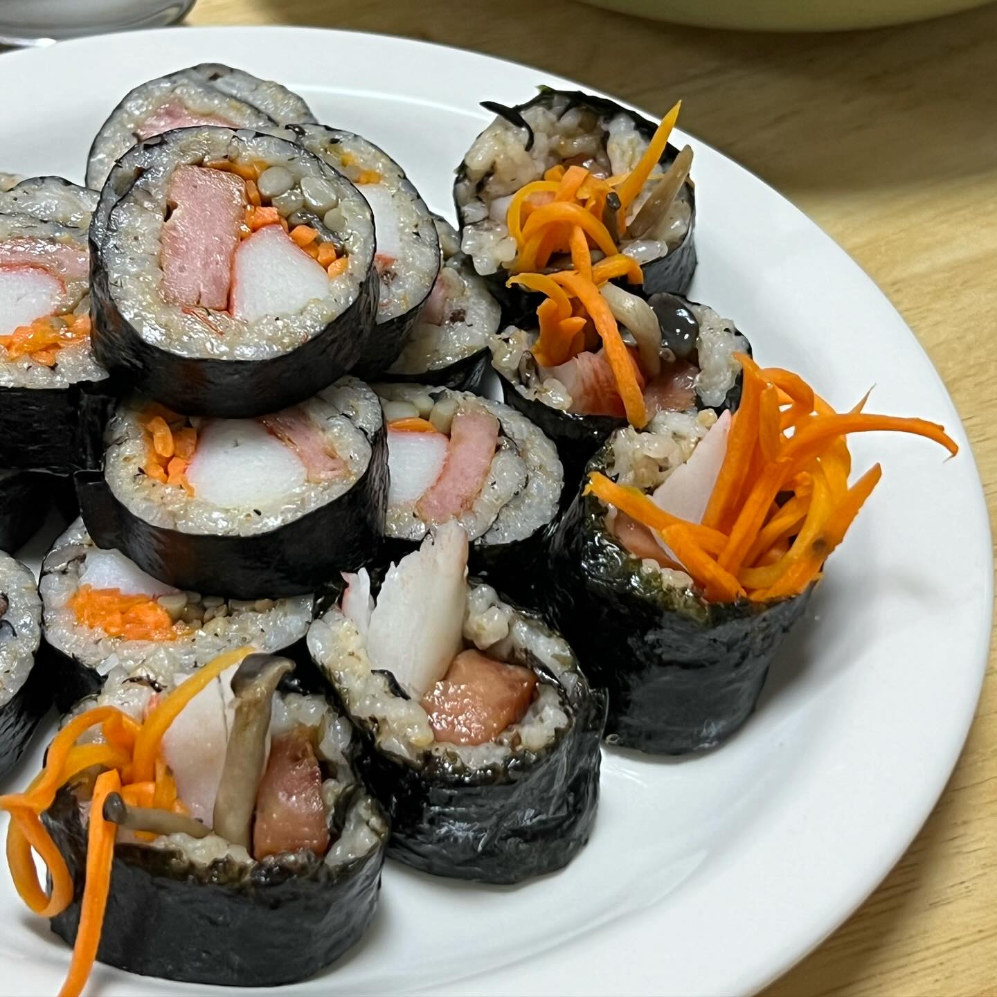 #오늘저녁밥상 

전 날부터 라면 먹고 싶다는 아들,
주먹밥은 지겨워할 것 같아 스팸김밥
싸려다가 일키운 엄마는 ...🤧

안먹우려고 하는 버섯도 볶고,
만만한 당근도 소금에 절였다가 살짝 볶고,
노브랜드 크래미는 반갈라 준비하고,
스팸은 뜨끈한 물 샤워후 쯔유에 졸이고,
찬밥은 불린 톳이랑 소금 챔기름 톡톡

하원 후 후다닥 싸서 라면이랑 한 끼-
버섯도 먹는다며 뿌듯해하는 버섯편식러 🤓

.
.
.
.

#맹수바 #집김밥 #밥스타그램 #꼬마김밥
#버섯요리 #버섯편식 #유아식단공유 #라김
#저녁메뉴추천 #유아식레시피 #편식쟁이