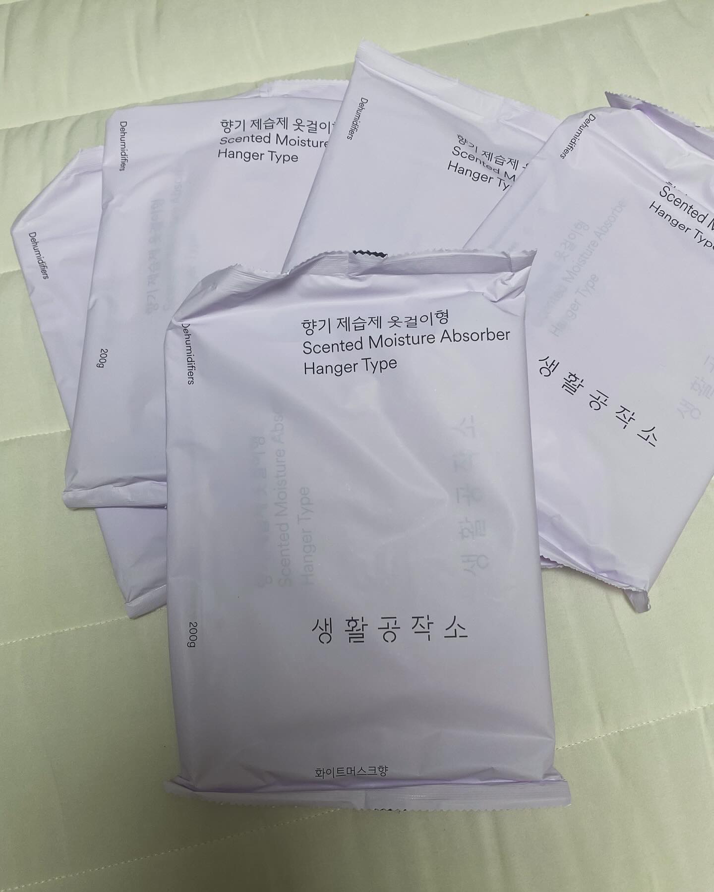 #협찬

꿉꿉한 냄새대신 
향기 잡고  습기잡고 
간편하게  사용이 가능한
생활공작소 향기제습제 
옷걸이형 화이트 머스크향
360° 흡수가능,
비드와 비드 사이로
공기와 접촉하는 면이 넓고
윗부분에는 비드형 염화칼슘이 있고,
제습을 하면서 아래로
물이 채워지는 신박한 생활공작소 향기 제습제 
옷걸이형 
옷장에 간편하게 걸기만 하면 돼요.

#할인구매 saengong_official #생활공작소 #향기제습제 #제습제 #공팔리터 #리뷰가수익이되는곳 #N잡러 #일상 #수익 #공감