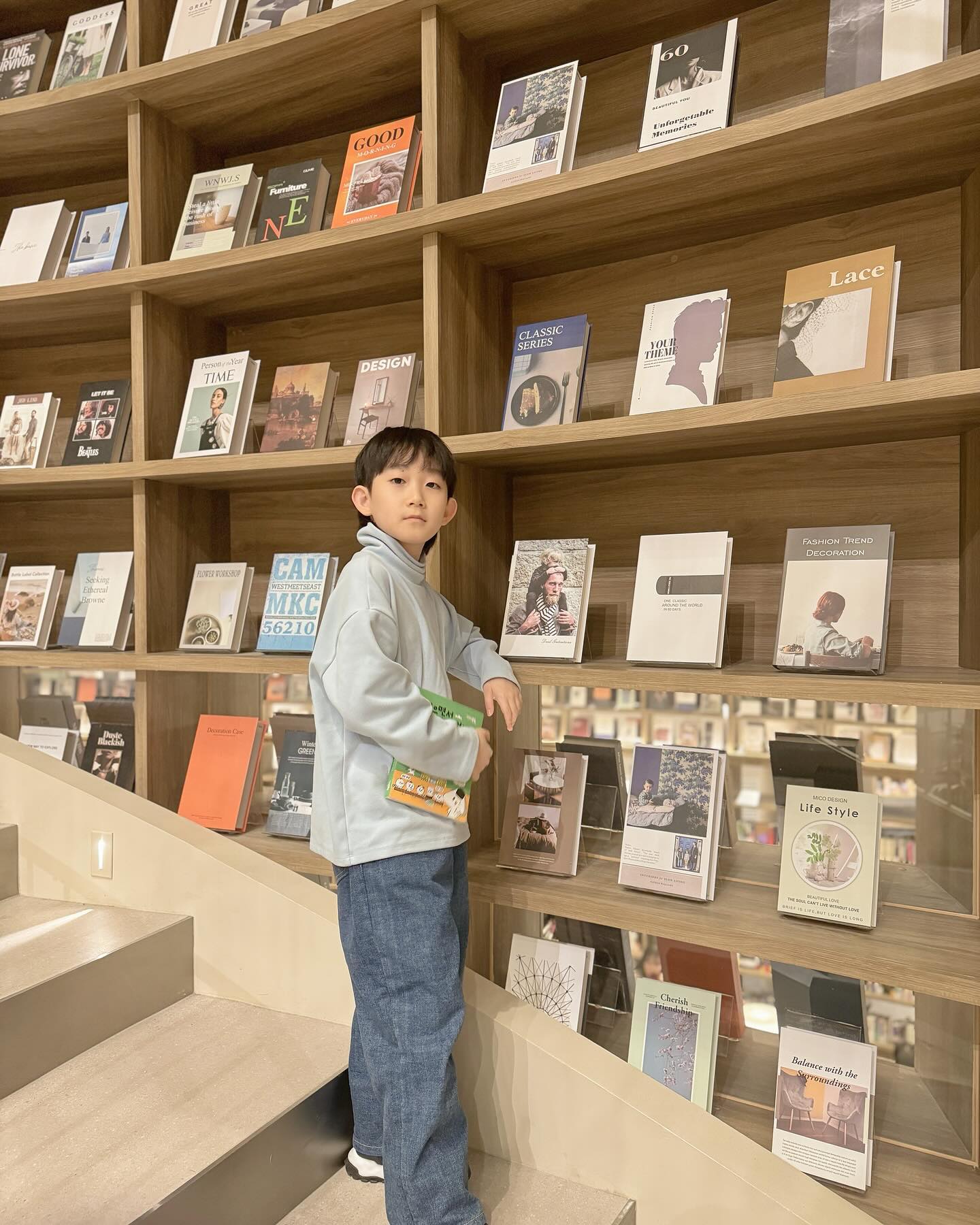 #책보는남자 
#서점카페 
#책을읽읍시다 
#지호는뭐읽을래

지호랑 서점카페(?) 데이트~

책도 사고 커피도 마시는 곳 📚☕️

엄마는 커피, 지호는 뽀로로 음료수 한잔 🧃