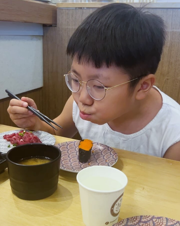 #비니주니 #스시이안 #미사맛집

일본에서 아파서 입맛이 없어서 잘못먹었다고....
아구아구 내새뀌~ 초밥먹고싶다고 해서 스시이안에서 냠냠
그리고 풀코스로 오락실 투어~다이소까지 뿌시고 집에 컴백
자 이제 밀린숙제를 하거라~ ㅋㅋㅋ

#스시 #일본말좀배워옴 #엄마옆이최고지 ❓