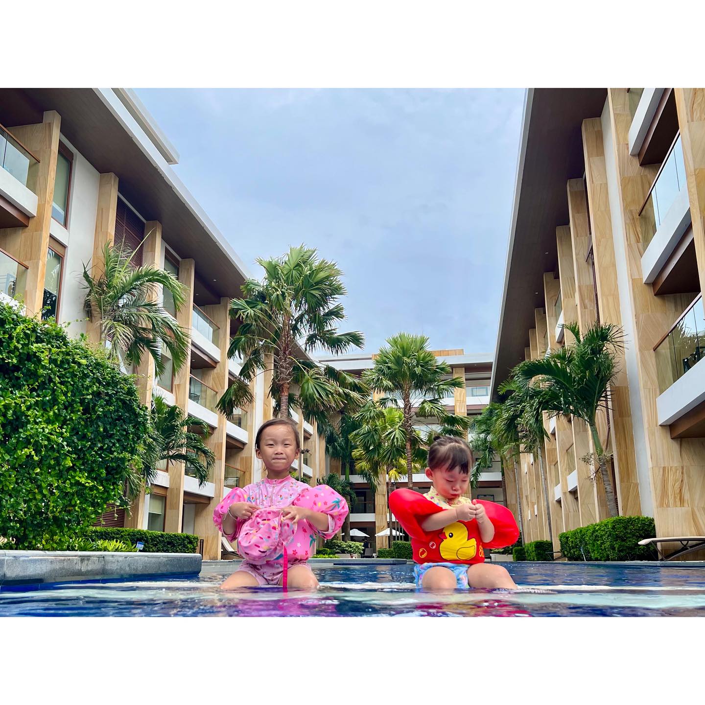 평생 기억에 남을 선셋 세일링 😂
그리고 방에서 보이는 보라카이 해변 뷰 🏖️
⠀
⠀
#지지팸in보라카이🌴
#보라카이선셋⛵️