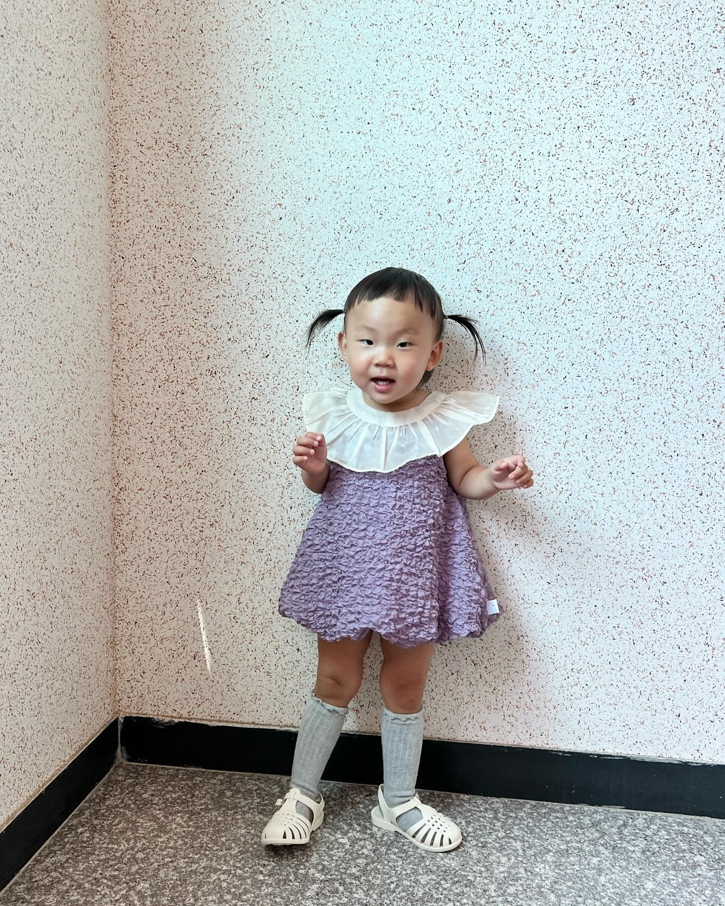 #오등완 
+695일의 라에리🐥🫶
어린이가 되어가는 것 같아서
넘넘 아쉬운 요즘😁
왜이렇게 빨리 크는거니?
사진 찍으면 포즈도 잡아준다!