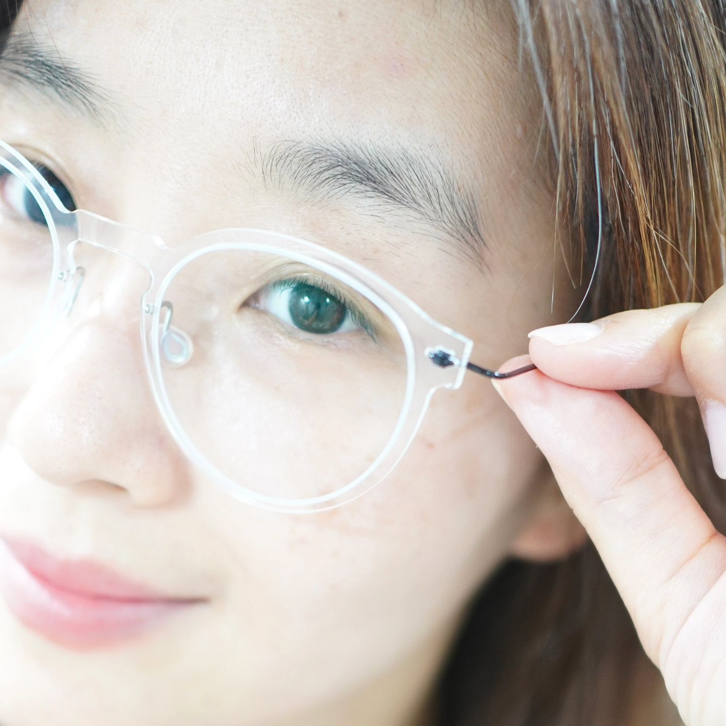 #협찬 하루종일 안경 착용이 무거운분들~
편안한 초경량 #에토스안경 #매틱
#가벼운안경추천 해요!
100원짜리 동전보다 가벼운
4g #초경량안경 로
가볍고 튼튼한 티타늄 안경다리,
나사없는 디자인으로 나사체결부와
용접부에서 일어나는 파손을 줄였고
조절식 코받침으로 내코에 맞게 선택 할 수있어요!
부드러운 의료용 실리콘을 사용해
코패드와 귀팁으로 흘러내리지 않고
자국없이 하루종일 편하게 착용하다죠!
콧등에 자국고민 운동으로 땀 많은 분~
금속 알러지 있는 분들은 적극 추천해요~
저는 작업시 프레임이 거슬려
투명으로 선호해 선택했지만
다섯가지 컬러로 뿔테 스타일을
고집하지만 무거웠던 분들이 사용하기
좋은 디자인이예요~!
#H201 #매틱안경 #4g안경 #티타늄안경
#울템안경 #가벼운안경 #가벼운뿔테 #4g뿔테
#울템안경추천 #백원안경테