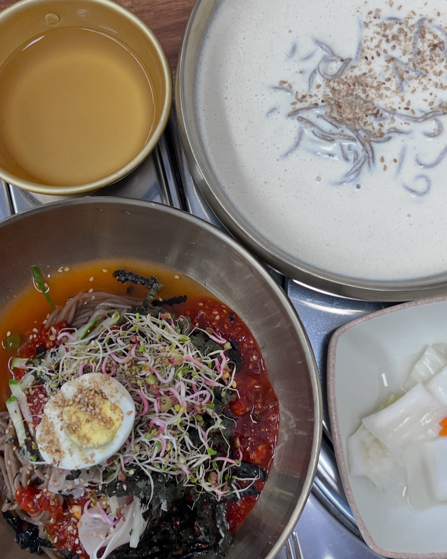 #협찬 굴림샤브&콩국수 건대점
국내산 콩 100% 갈아 만든 콩국물에 탱탱한 수제 생면을 사용한 콩국수 드시러오세요~
100% 국내산 콩을 갈아서 고소하고 부드럽고 진해요🥰
직접 뽑은 수제 생면으로 쫄깃하고 시원하게 즐길 수 있는 여름철 보양식이예요~
막국수도 맛있는데요! 사과, 배 등을 갈아 만든 감칠맛나는 양념장에 새싹을 듬뿍 올라간 새싹 비빔 막국수는 새콤달콤 입맛을 돋아줘요😌
후식으로 마신 복숭아에이드는 장호원 방추리 햇사레 복숭아로 만들었어요. 
기간한정 9월30일까지니 빨리오세요.
어린이대공원에서 접근성도 좋고 아이들도 먹을 수 있는 메뉴도 있고
모든메뉴가 가격도 착해서 부담 없이 맛있게 즐길 수 있어요. 
개별룸도 있어 프라이빗하고 아늑해요.
더운여름 입맛도 살리고 건강도 챙겨보아요🤗

어린이대공원역 #굴림샤브&콩국수건대점
📍서울 광진구 능동로 172 (빌리브 인테라스)
(Seoul Gwangjin-gu Hwayang-dong 111-12)
⏰ 영업시간 : 화~일 11:00 - 21:00
📞 0507-1336-2771
📌주차가능-스타벅스(건대후문점)를 끼고 우회전하면 건물지하에 3시간 무료주차
http://gullim.co.kr/

#협찬 #어린이대공원맛집 #세종대맛집 #어린이대공원근처맛집 #어린이대공원정문맛집 #어린이대공원역맛집 #서울어린이대공원맛집 #어린이대공원콩국수 #어린이대공원막국수 #건대콩국수 #건대막국수 #장호원복숭아 #장호원복숭아음료