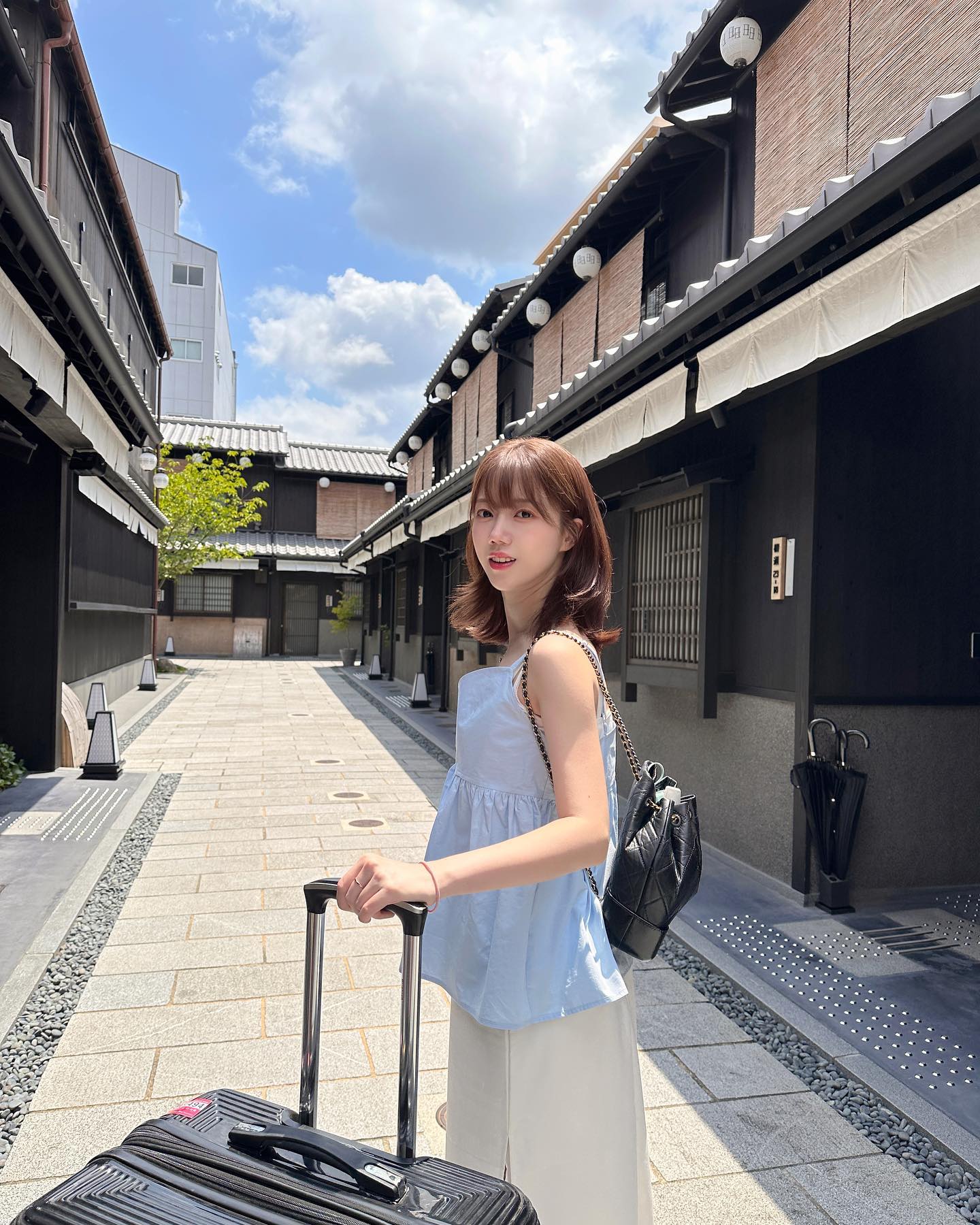 여름 교토 여행📷
관광지 아니구 전부 숙소 사진인데
너무 예쁘됴…☁️
교토 가면 꼭 가보시길..♡

📍 Nazuna Kyoto Tsubaki St. 
(nazuna_kyoto.tsubaki)

🏢 doubletisoppo