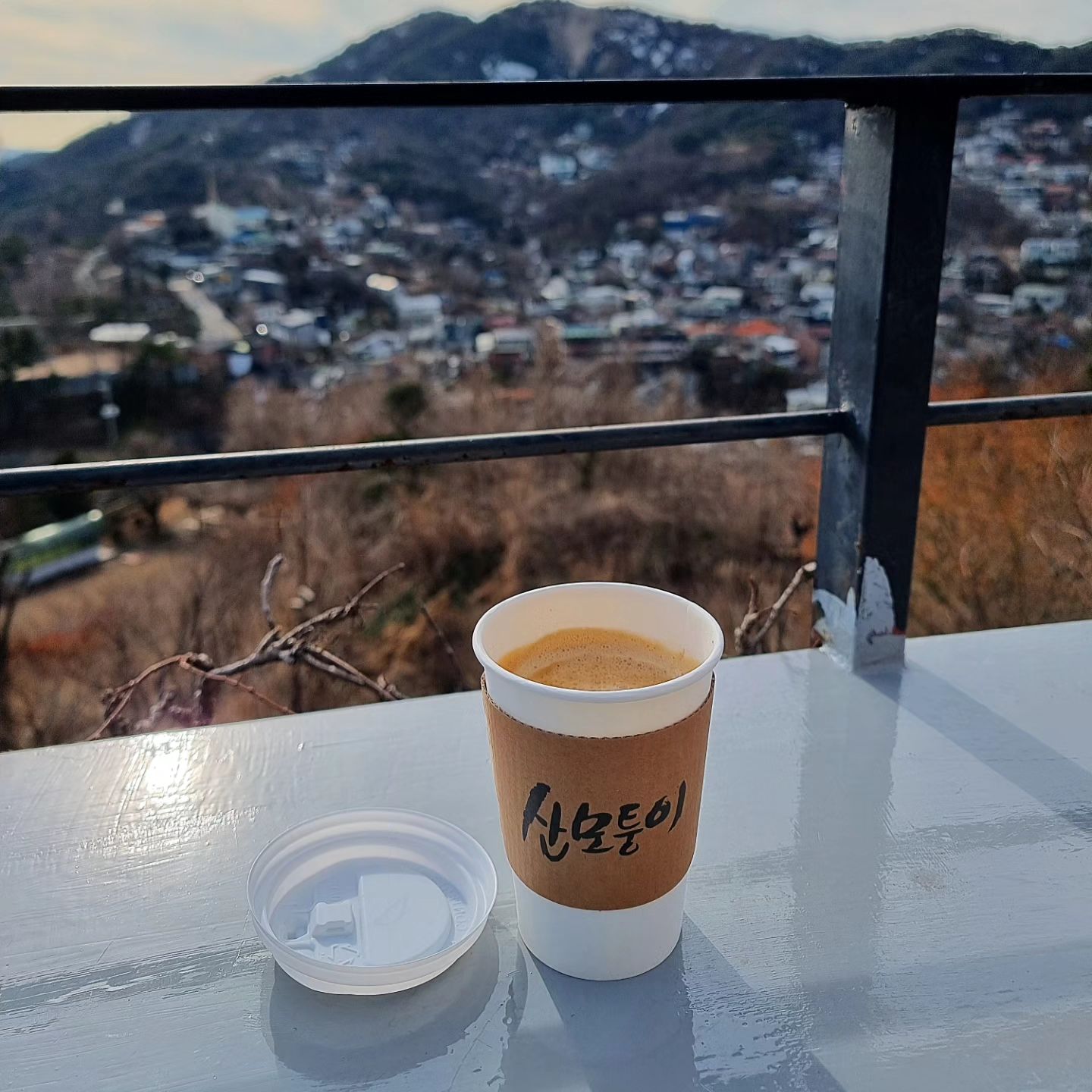 커피프린스 드라마 기억하시는분 !?
최애 드라마 중 하나인 커피프린스 1호점 ღ
가보고싶었던 커피프린스 1호점 촬영지 카페 다녀왔어요 
음료 가격은 비싼편이였지만 뷰가 정말 좋아서 
찾아갈만 한 곳이에요 ₍ᐢ..ᐢ₎♡̷

지하1층에는 피규어 등 다양하게 꾸며져있었고 
1층,2층은 탁트인 뷰를 즐길 수 있었어요 ꔛ

오랜만에 남편이랑 둘이 여유롭게 커피 마시고
수다도 떨고 평화로웠던 시간이였어요 ˘͈ᵕ˘͈☕

오늘도 완벽했던 데이트코스 ෆ

📍카페 산모퉁이 
서울 종로구 백석동길 153

#부암동 #부암동데이트 #서울데이트코스 #부암동카페 #카페산모퉁이 
#산모퉁이 #산모퉁이카페 #커피프린스1호점 #서울여행 #서울당일여행